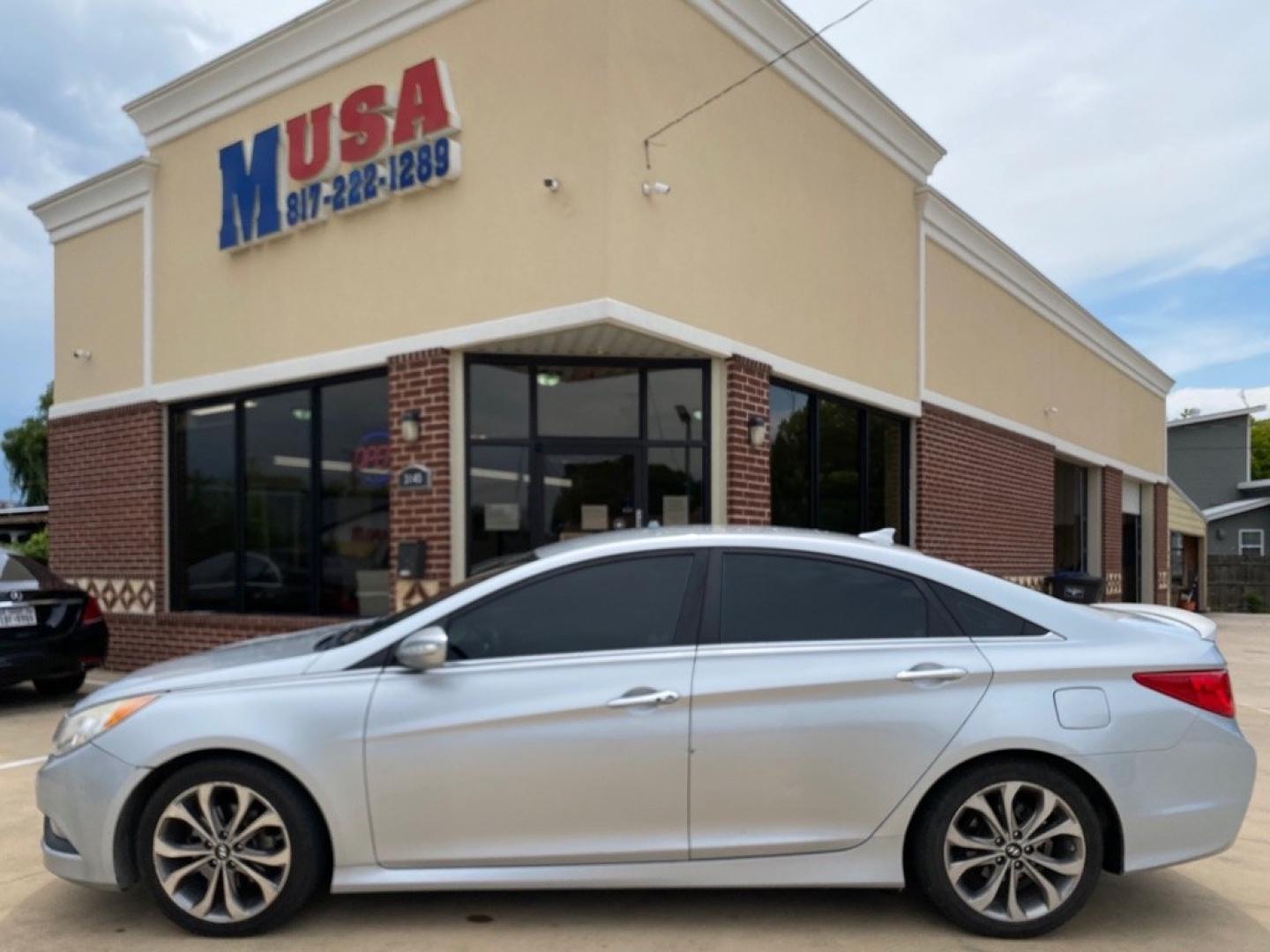 2014 SILVER HYUNDAI SONATA SE (5NPEC4AB9EH) with an 2.0L engine, Automatic transmission, located at 4415 NE 28th St, Haltom City, TX, 76117, (817) 222-9334, 32.795322, -97.280937- Photo#0