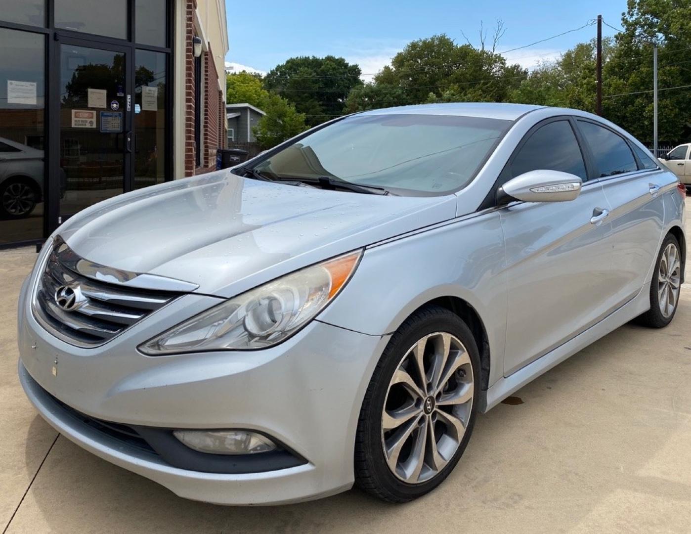2014 SILVER HYUNDAI SONATA SE (5NPEC4AB9EH) with an 2.0L engine, Automatic transmission, located at 4415 NE 28th St, Haltom City, TX, 76117, (817) 222-9334, 32.795322, -97.280937- Photo#1
