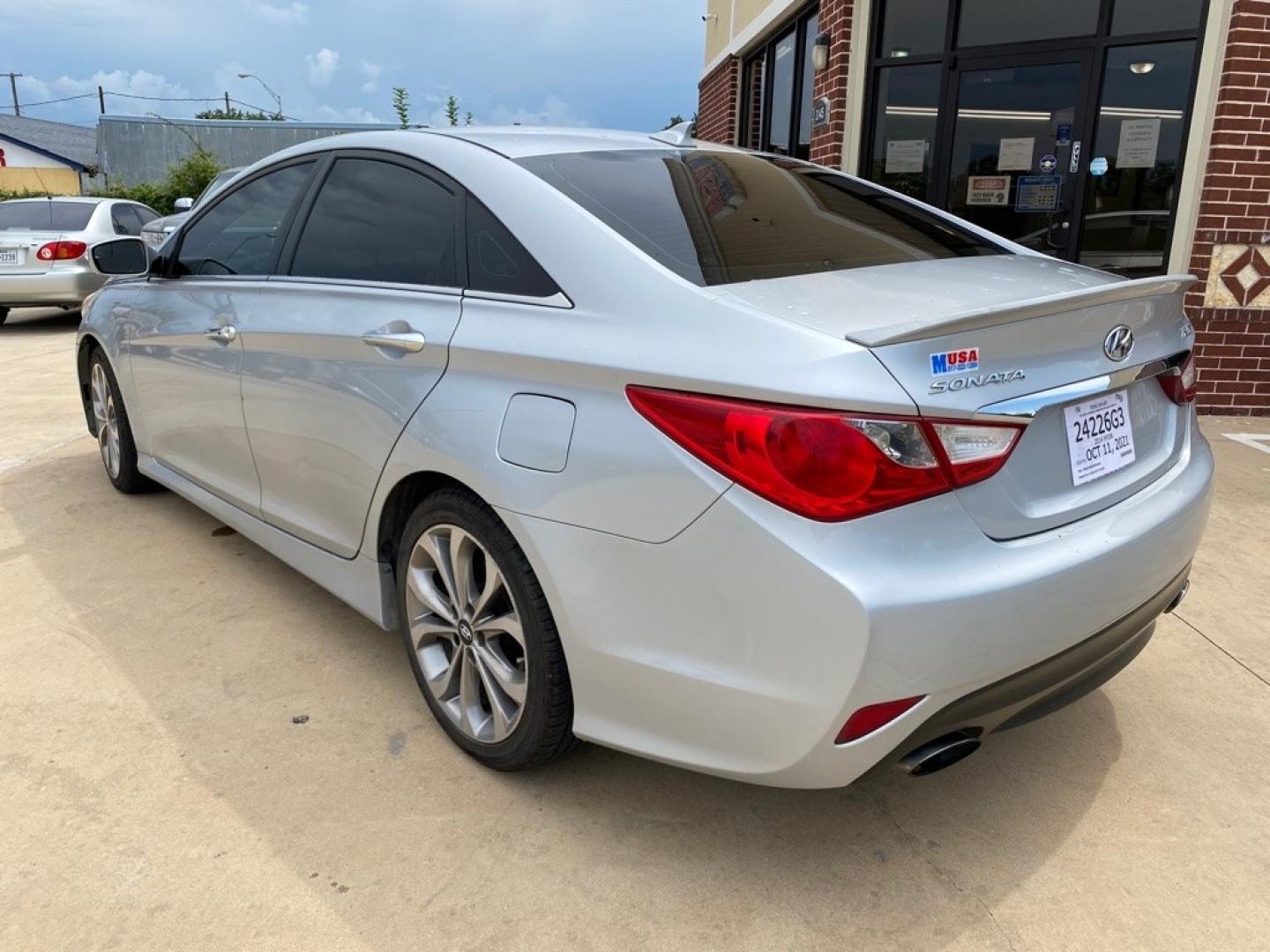 2014 SILVER HYUNDAI SONATA SE (5NPEC4AB9EH) with an 2.0L engine, Automatic transmission, located at 4415 NE 28th St, Haltom City, TX, 76117, (817) 222-9334, 32.795322, -97.280937- Photo#2