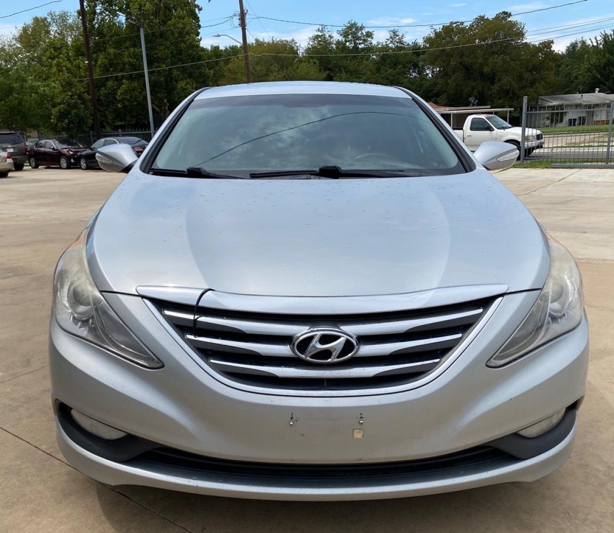 2014 SILVER HYUNDAI SONATA SE (5NPEC4AB9EH) with an 2.0L engine, Automatic transmission, located at 4415 NE 28th St, Haltom City, TX, 76117, (817) 222-9334, 32.795322, -97.280937- Photo#5