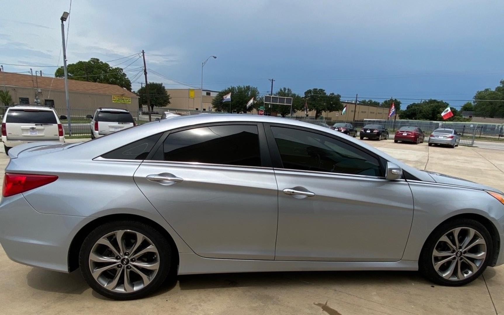 2014 SILVER HYUNDAI SONATA SE (5NPEC4AB9EH) with an 2.0L engine, Automatic transmission, located at 4415 NE 28th St, Haltom City, TX, 76117, (817) 222-9334, 32.795322, -97.280937- Photo#8