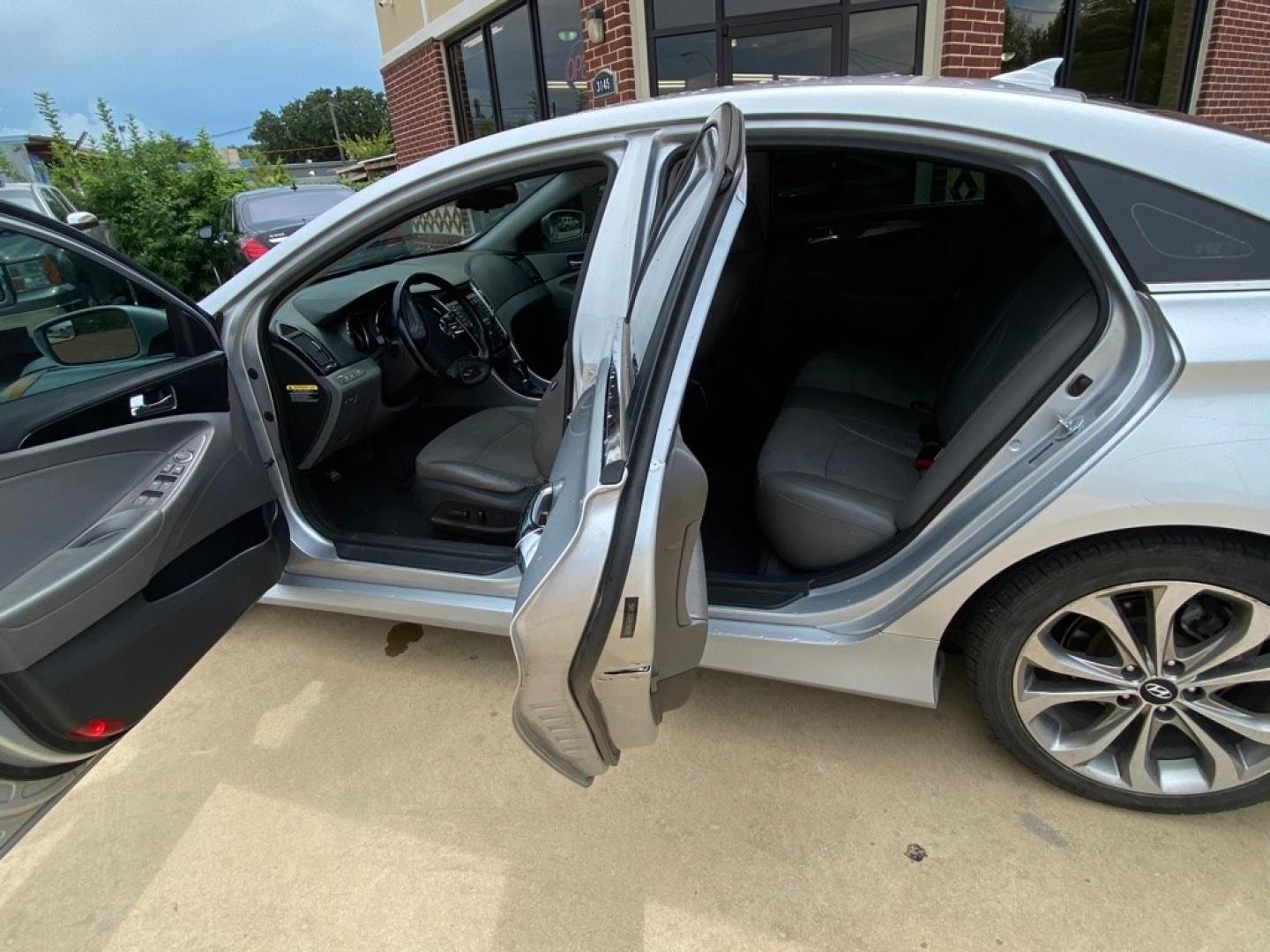 2014 SILVER HYUNDAI SONATA SE (5NPEC4AB9EH) with an 2.0L engine, Automatic transmission, located at 4415 NE 28th St, Haltom City, TX, 76117, (817) 222-9334, 32.795322, -97.280937- Photo#9