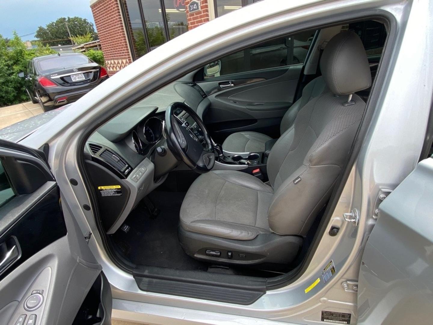 2014 SILVER HYUNDAI SONATA SE (5NPEC4AB9EH) with an 2.0L engine, Automatic transmission, located at 4415 NE 28th St, Haltom City, TX, 76117, (817) 222-9334, 32.795322, -97.280937- Photo#10