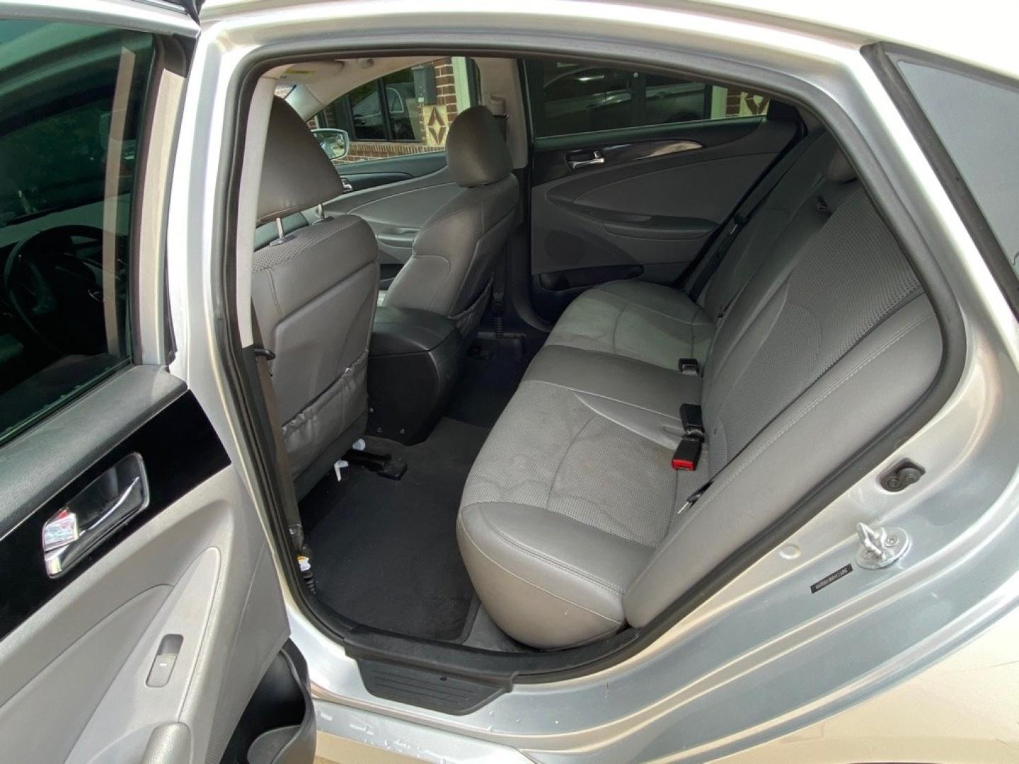 2014 SILVER HYUNDAI SONATA SE (5NPEC4AB9EH) with an 2.0L engine, Automatic transmission, located at 4415 NE 28th St, Haltom City, TX, 76117, (817) 222-9334, 32.795322, -97.280937- Photo#11
