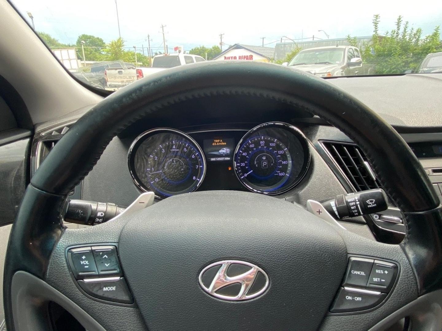 2014 SILVER HYUNDAI SONATA SE (5NPEC4AB9EH) with an 2.0L engine, Automatic transmission, located at 4415 NE 28th St, Haltom City, TX, 76117, (817) 222-9334, 32.795322, -97.280937- Photo#12