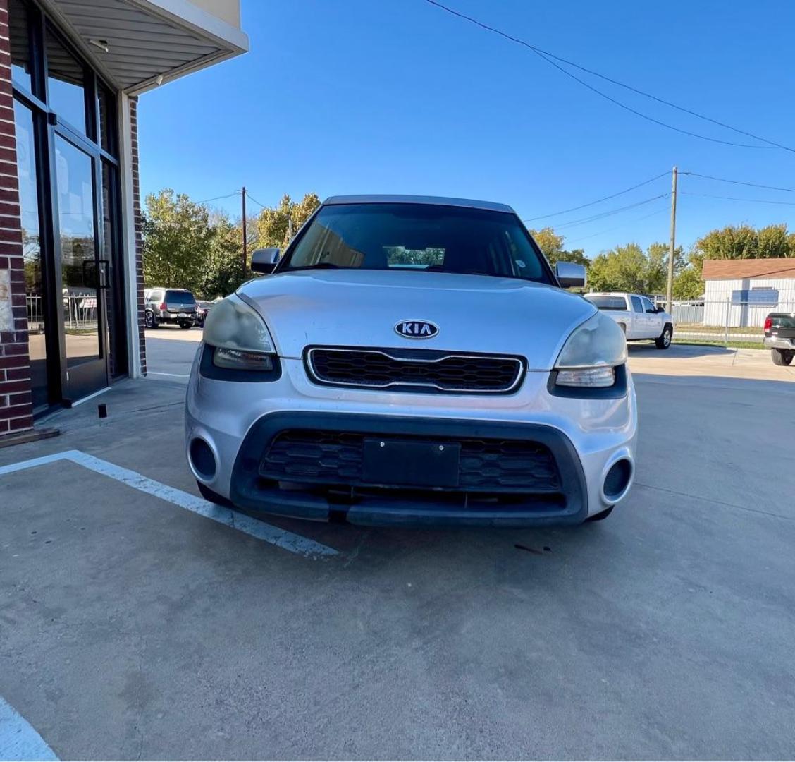 2012 SILVER KIA SOUL (KNDJT2A52C7) with an 1.6L engine, Automatic transmission, located at 4415 NE 28th St, Haltom City, TX, 76117, (817) 222-9334, 32.795322, -97.280937 - Photo#1