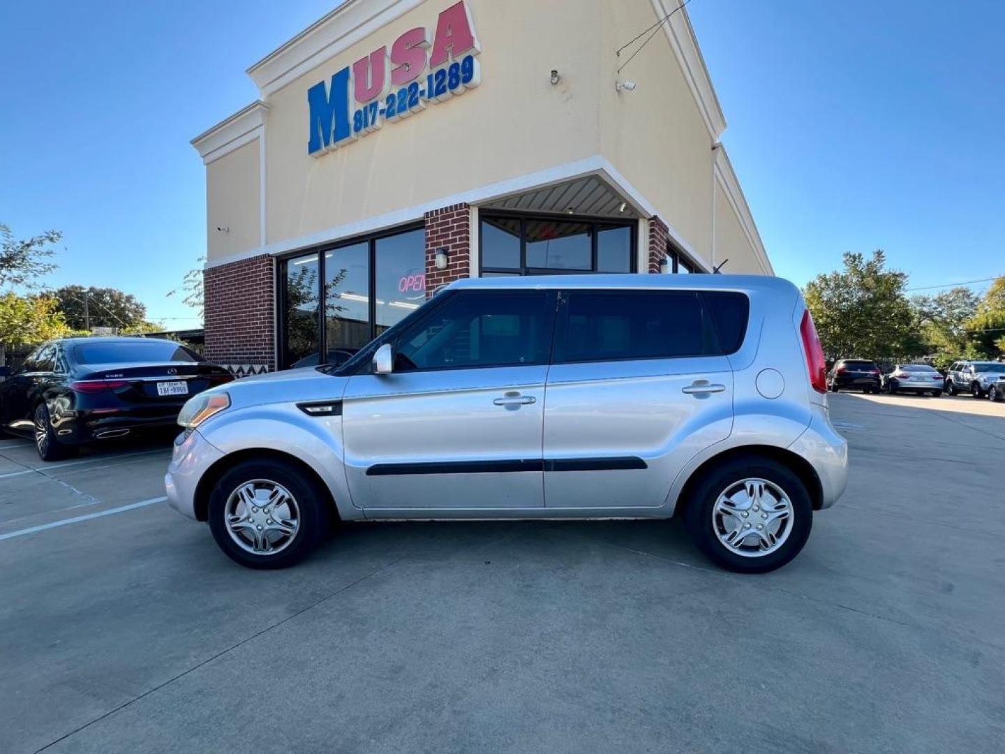 2012 SILVER KIA SOUL (KNDJT2A52C7) with an 1.6L engine, Automatic transmission, located at 4415 NE 28th St, Haltom City, TX, 76117, (817) 222-9334, 32.795322, -97.280937 - Photo#2