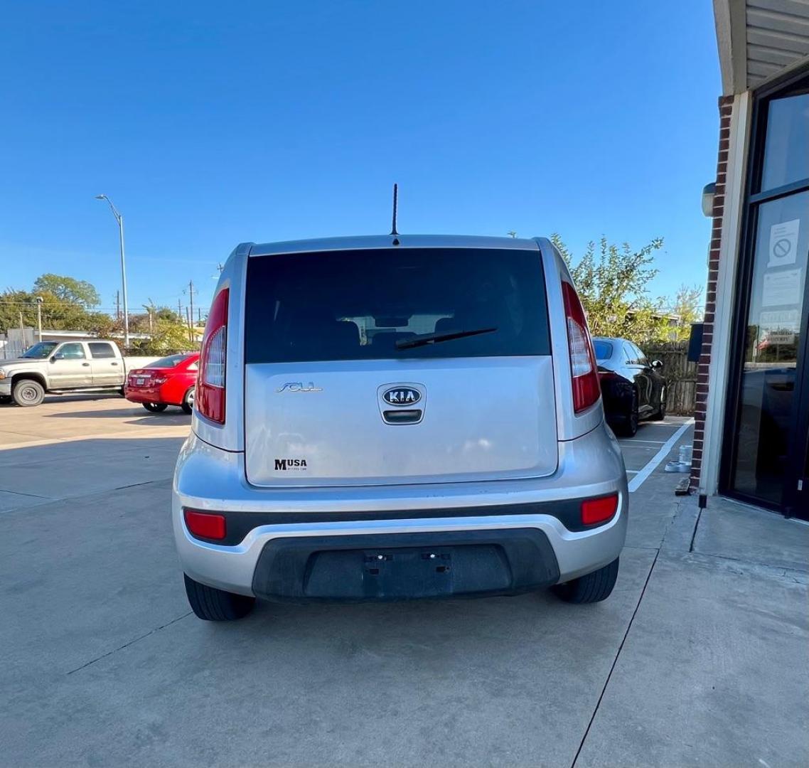 2012 SILVER KIA SOUL (KNDJT2A52C7) with an 1.6L engine, Automatic transmission, located at 4415 NE 28th St, Haltom City, TX, 76117, (817) 222-9334, 32.795322, -97.280937 - Photo#4