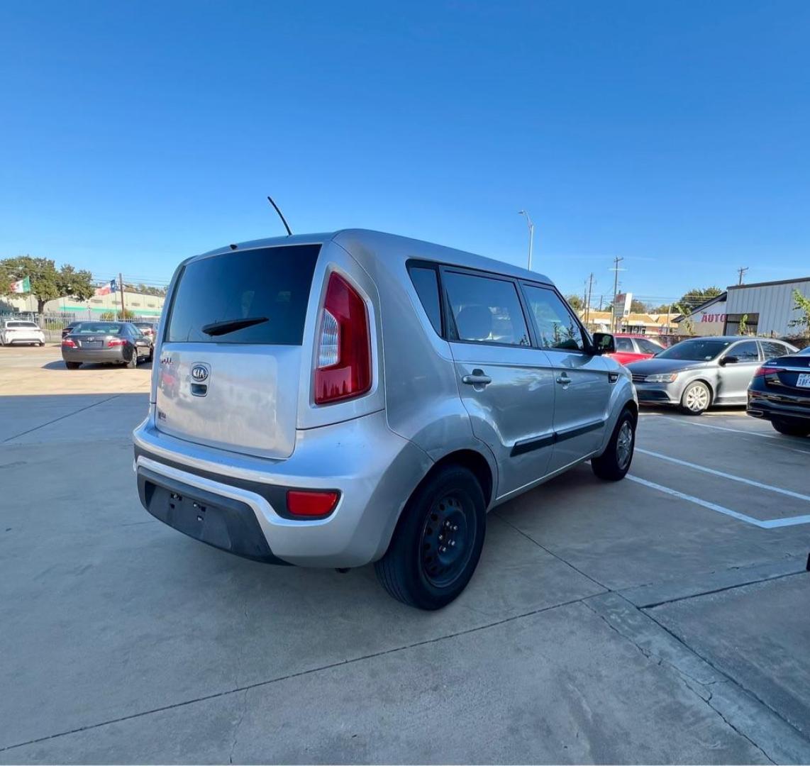2012 SILVER KIA SOUL (KNDJT2A52C7) with an 1.6L engine, Automatic transmission, located at 4415 NE 28th St, Haltom City, TX, 76117, (817) 222-9334, 32.795322, -97.280937 - Photo#5