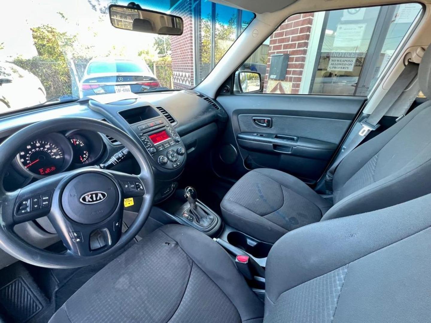 2012 SILVER KIA SOUL (KNDJT2A52C7) with an 1.6L engine, Automatic transmission, located at 4415 NE 28th St, Haltom City, TX, 76117, (817) 222-9334, 32.795322, -97.280937 - Photo#6