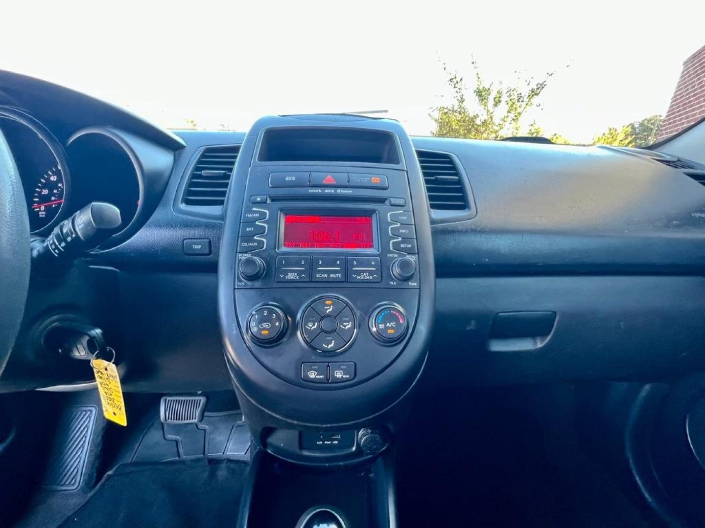 2012 SILVER KIA SOUL (KNDJT2A52C7) with an 1.6L engine, Automatic transmission, located at 4415 NE 28th St, Haltom City, TX, 76117, (817) 222-9334, 32.795322, -97.280937 - Photo#8