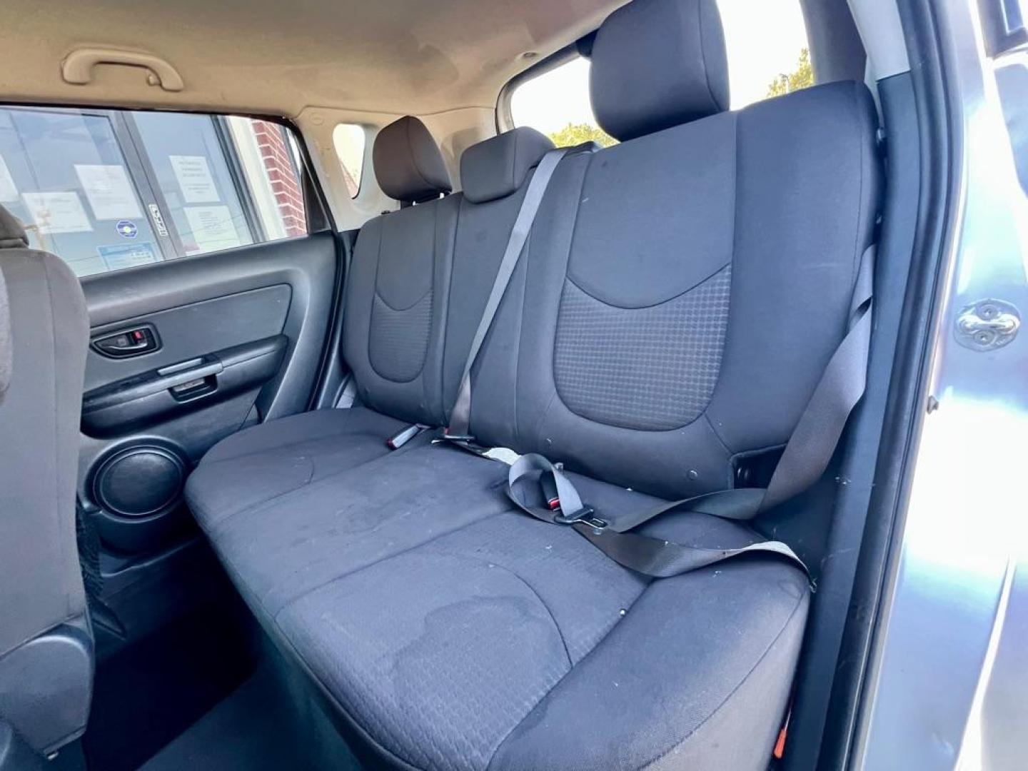 2012 SILVER KIA SOUL (KNDJT2A52C7) with an 1.6L engine, Automatic transmission, located at 4415 NE 28th St, Haltom City, TX, 76117, (817) 222-9334, 32.795322, -97.280937 - Photo#9