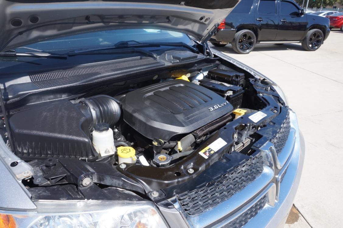 2015 Silver DODGE GRAND CARAVAN SE (2C4RDGBG6FR) with an 3.6L engine, Automatic transmission, located at 4415 NE 28th St, Haltom City, TX, 76117, (817) 222-1289, 32.795322, -97.280937 - Photo #30