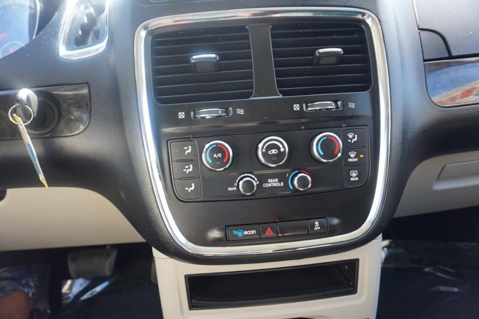 2015 SILVER DODGE GRAND CARAVAN SE (2C4RDGBG6FR) with an 3.6L engine, Automatic transmission, located at 4415 NE 28th St, Haltom City, TX, 76117, (817) 222-9334, 32.795322, -97.280937 - Photo#18