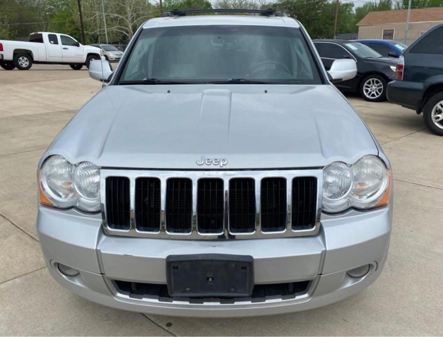 2010 SILVER JEEP GRAND CHEROKEE LIMITED (1J4RR5GTXAC) with an 5.7L engine, Automatic transmission, located at 4415 NE 28th St, Haltom City, TX, 76117, (817) 222-9334, 32.795322, -97.280937 - Photo#1