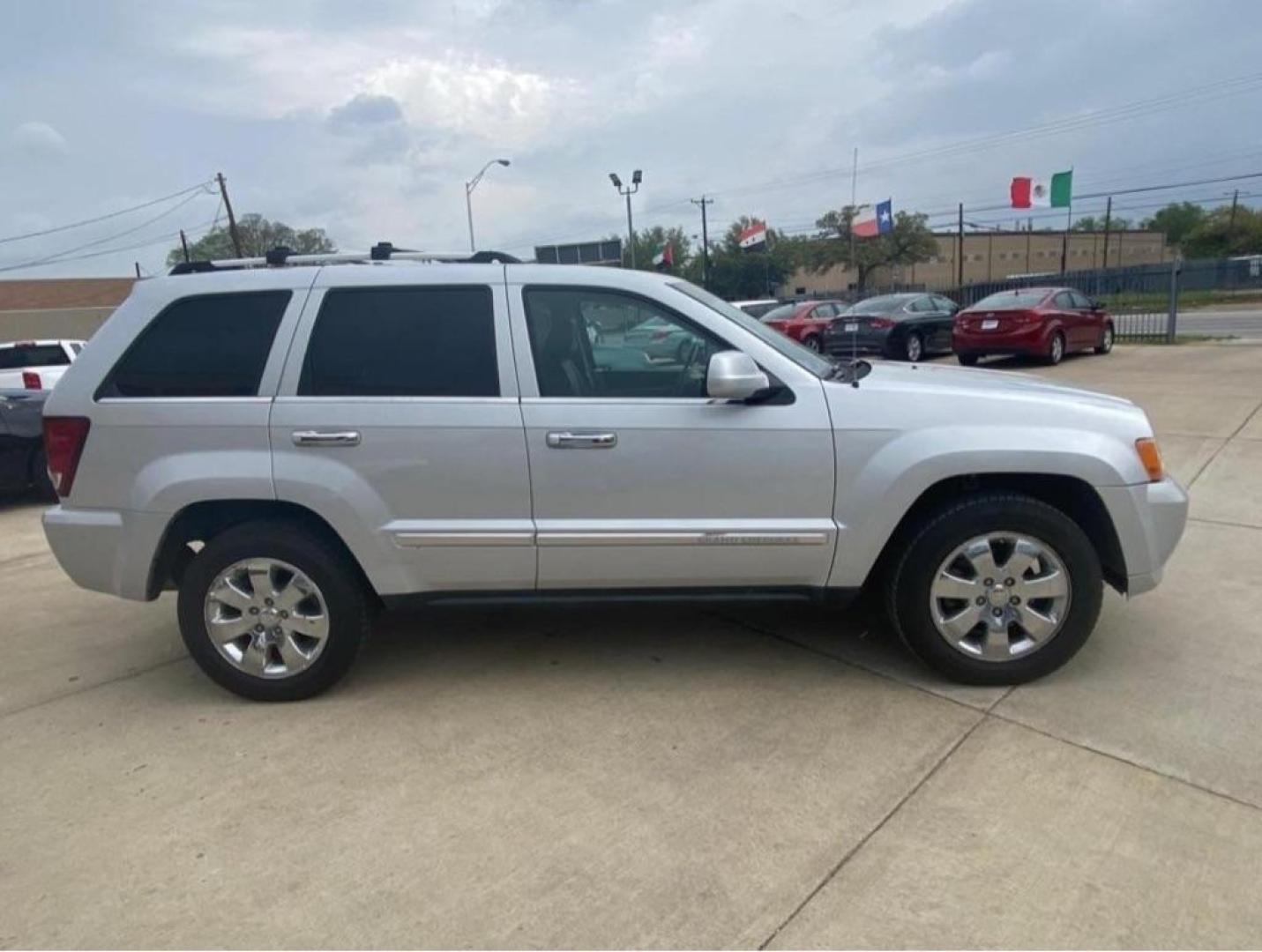 2010 SILVER JEEP GRAND CHEROKEE LIMITED (1J4RR5GTXAC) with an 5.7L engine, Automatic transmission, located at 4415 NE 28th St, Haltom City, TX, 76117, (817) 222-9334, 32.795322, -97.280937 - Photo#2