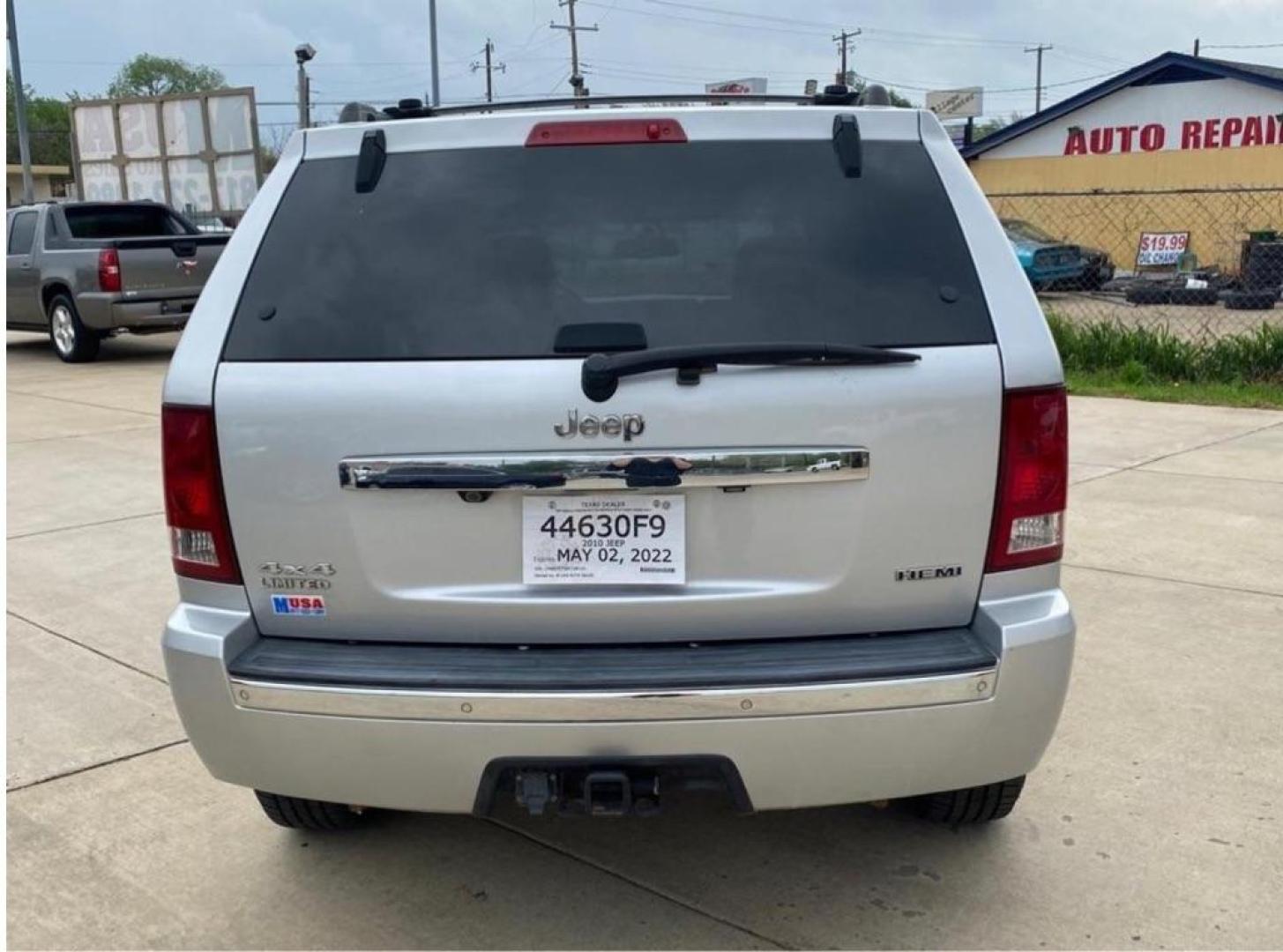 2010 SILVER JEEP GRAND CHEROKEE LIMITED (1J4RR5GTXAC) with an 5.7L engine, Automatic transmission, located at 4415 NE 28th St, Haltom City, TX, 76117, (817) 222-9334, 32.795322, -97.280937 - Photo#3