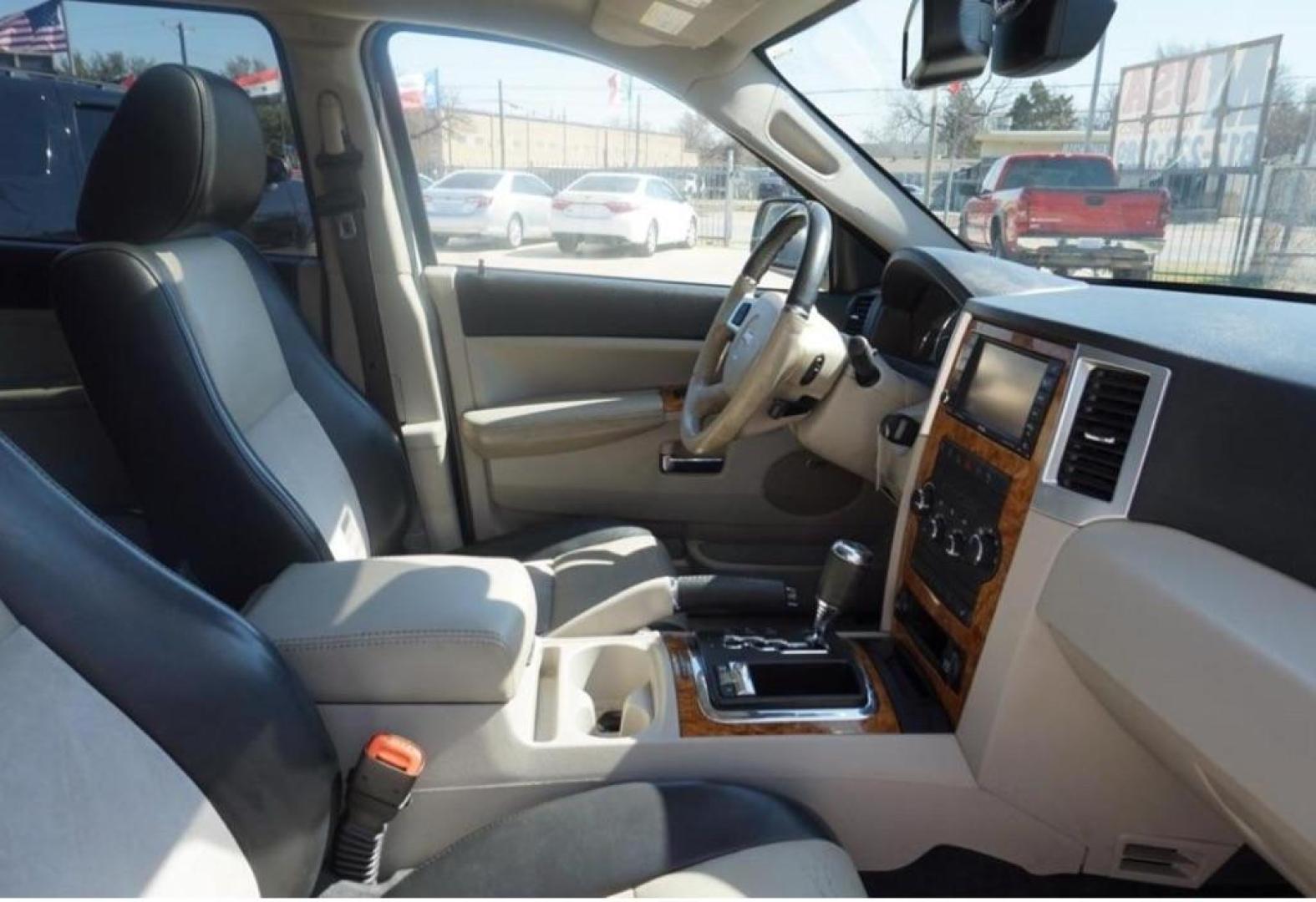 2010 SILVER JEEP GRAND CHEROKEE LIMITED (1J4RR5GTXAC) with an 5.7L engine, Automatic transmission, located at 4415 NE 28th St, Haltom City, TX, 76117, (817) 222-9334, 32.795322, -97.280937 - Photo#4