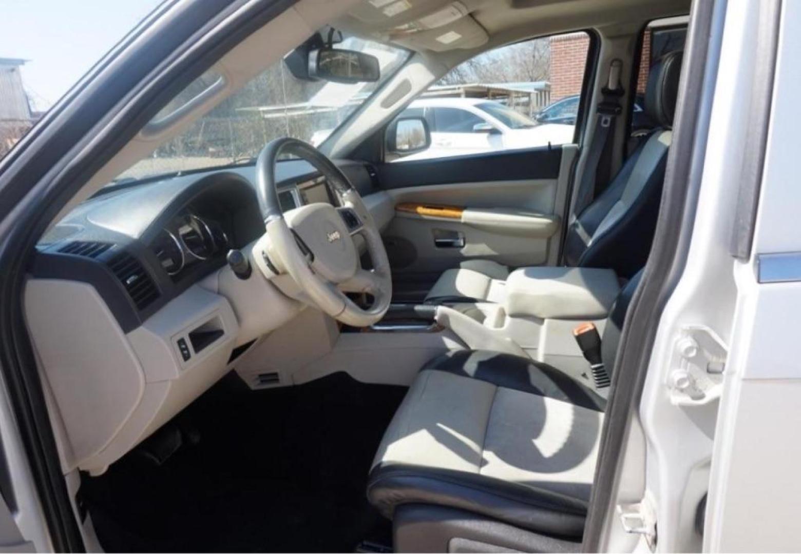 2010 SILVER JEEP GRAND CHEROKEE LIMITED (1J4RR5GTXAC) with an 5.7L engine, Automatic transmission, located at 4415 NE 28th St, Haltom City, TX, 76117, (817) 222-9334, 32.795322, -97.280937 - Photo#5