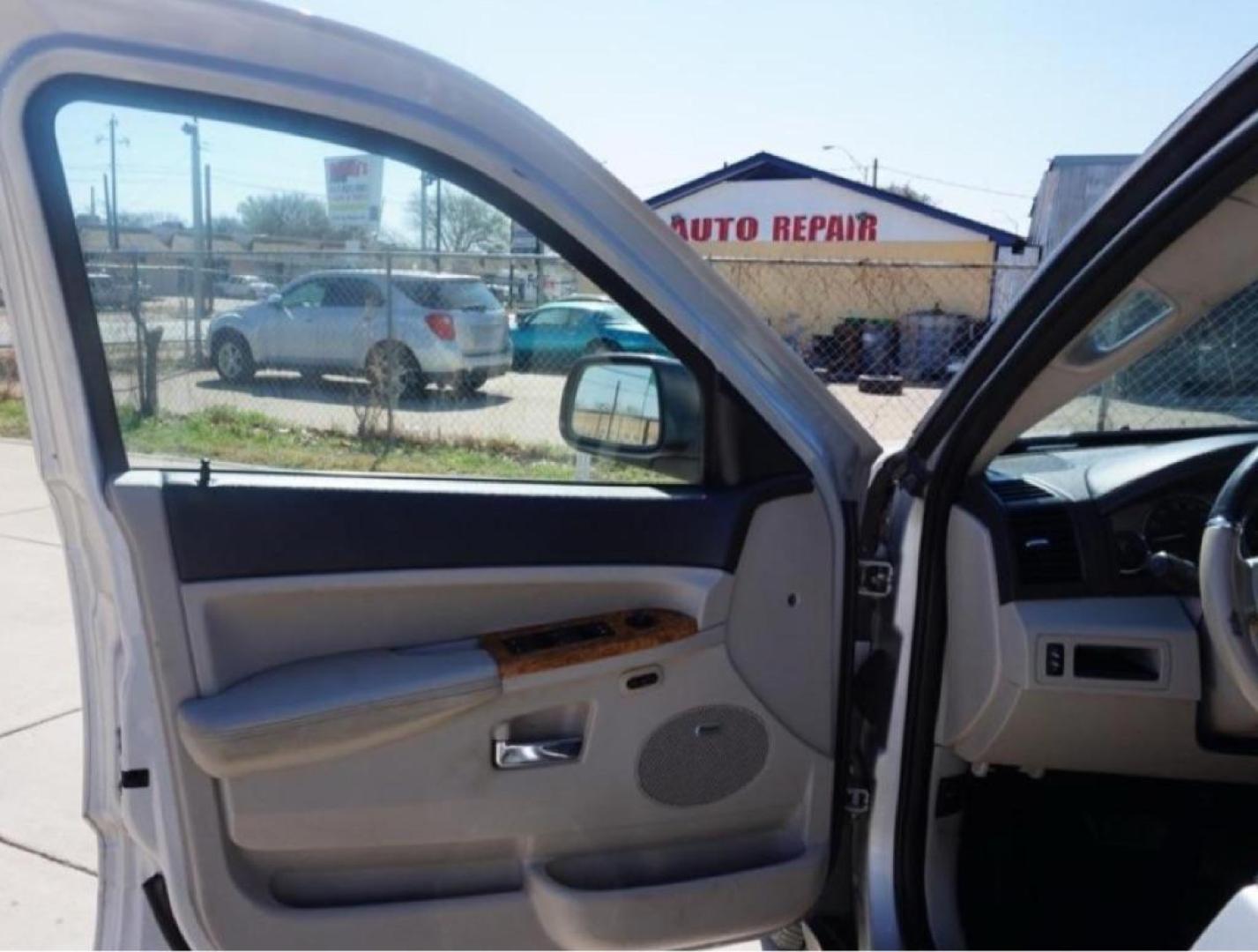 2010 SILVER JEEP GRAND CHEROKEE LIMITED (1J4RR5GTXAC) with an 5.7L engine, Automatic transmission, located at 4415 NE 28th St, Haltom City, TX, 76117, (817) 222-9334, 32.795322, -97.280937 - Photo#6