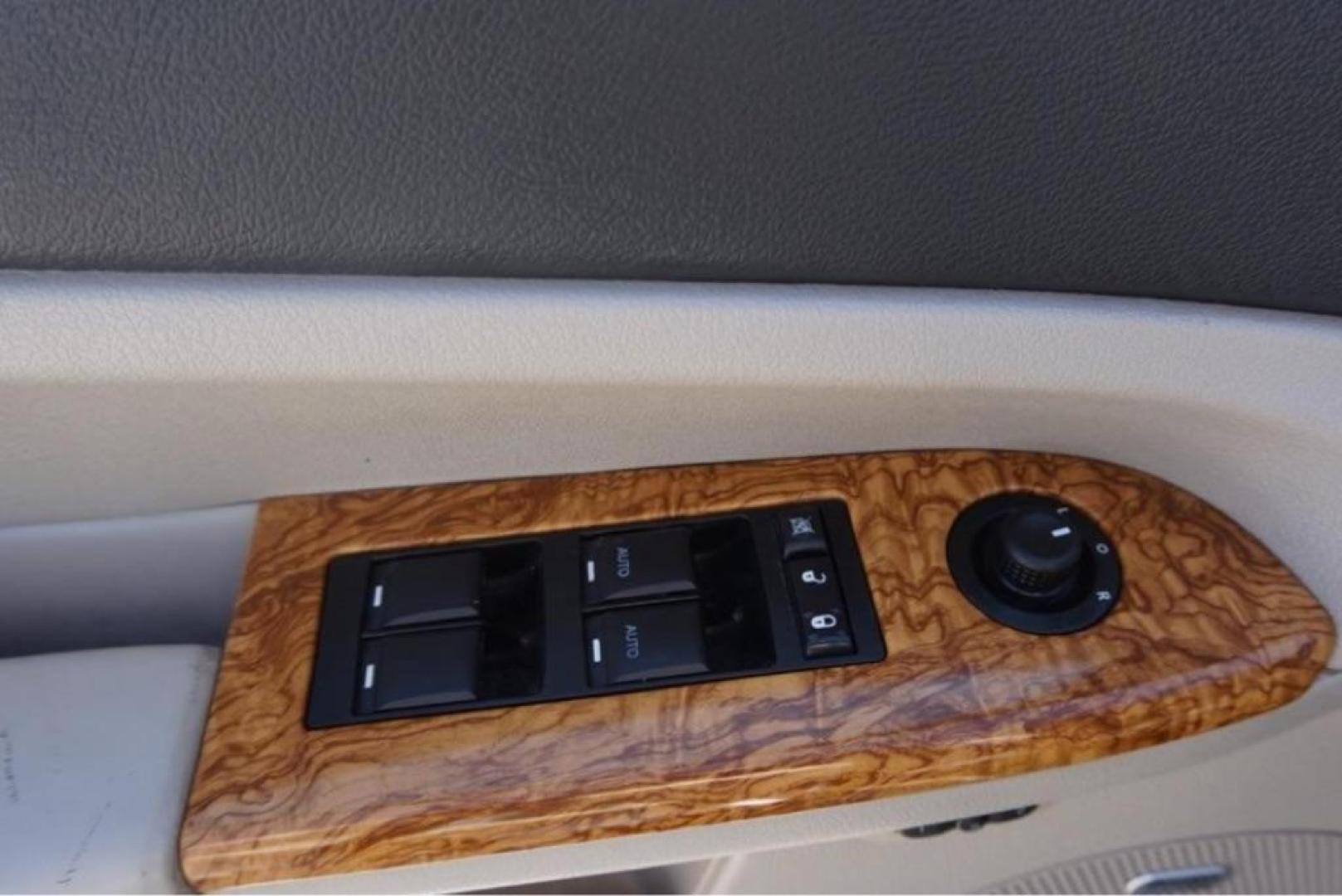 2010 SILVER JEEP GRAND CHEROKEE LIMITED (1J4RR5GTXAC) with an 5.7L engine, Automatic transmission, located at 4415 NE 28th St, Haltom City, TX, 76117, (817) 222-9334, 32.795322, -97.280937 - Photo#7