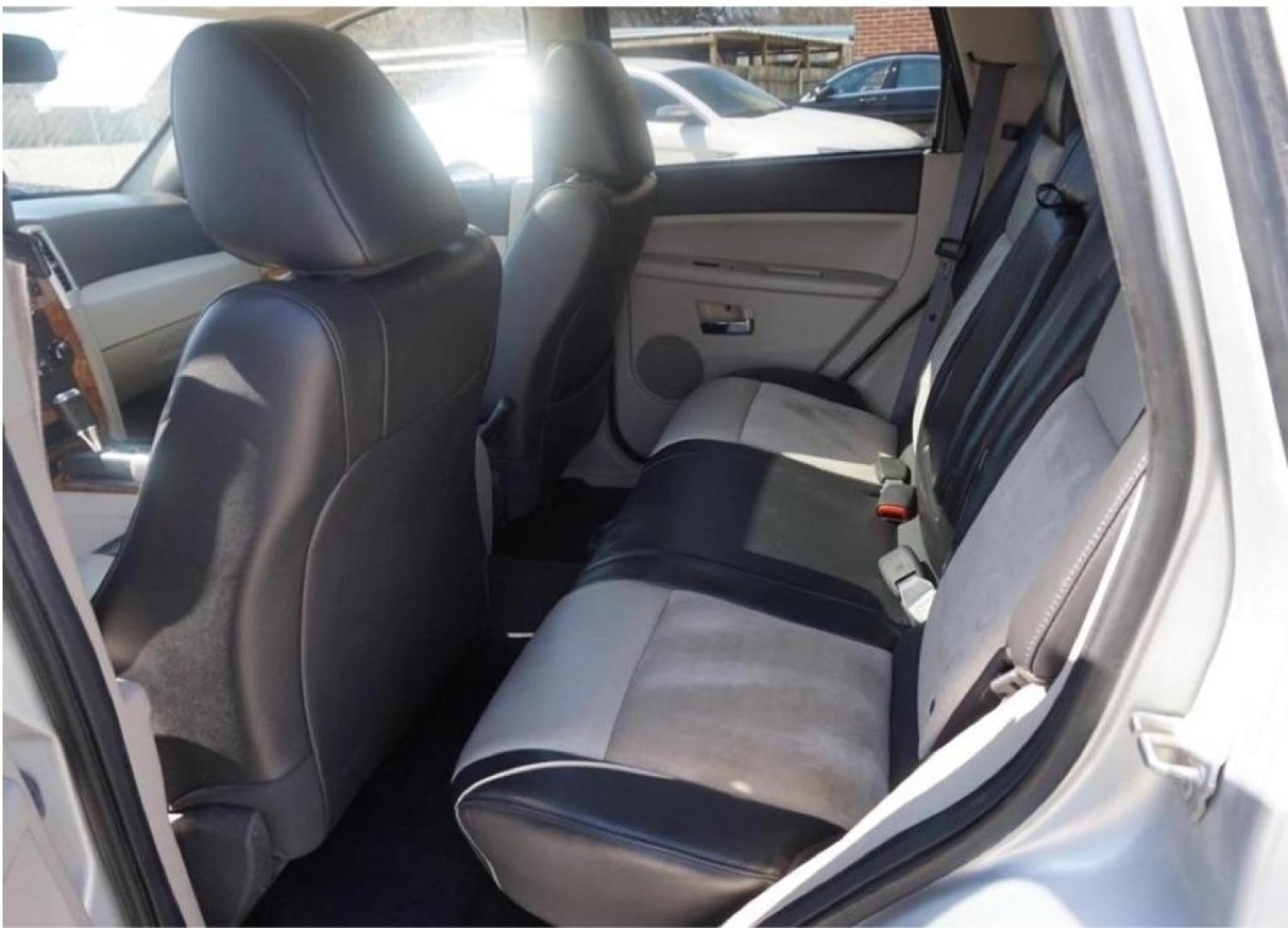 2010 SILVER JEEP GRAND CHEROKEE LIMITED (1J4RR5GTXAC) with an 5.7L engine, Automatic transmission, located at 4415 NE 28th St, Haltom City, TX, 76117, (817) 222-9334, 32.795322, -97.280937 - Photo#8