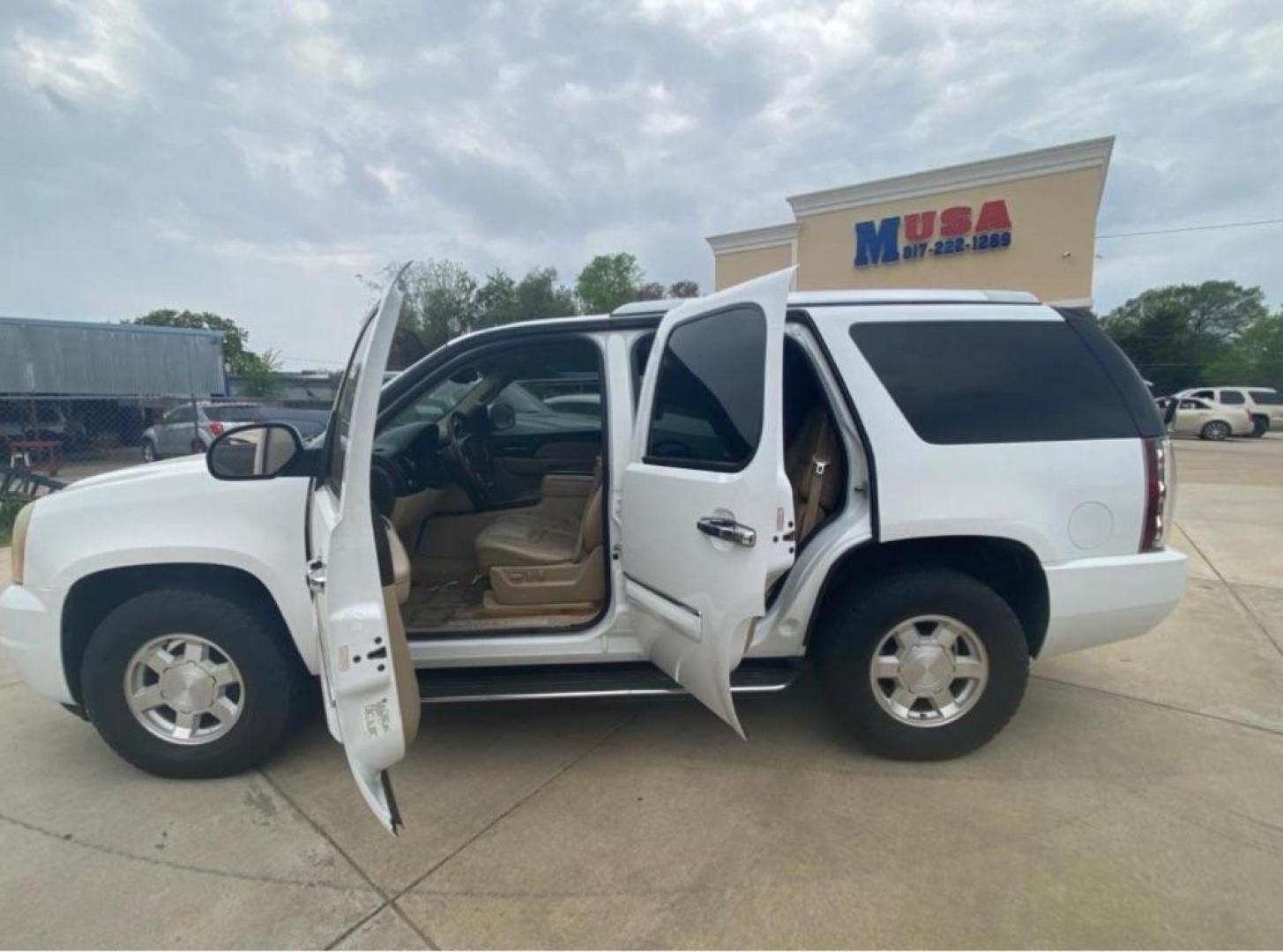 2007 WHITE GMC YUKON DENALI (1GKFK63887J) with an 6.2L engine, Automatic transmission, located at 4415 NE 28th St, Haltom City, TX, 76117, (817) 222-9334, 32.795322, -97.280937 - Photo#4