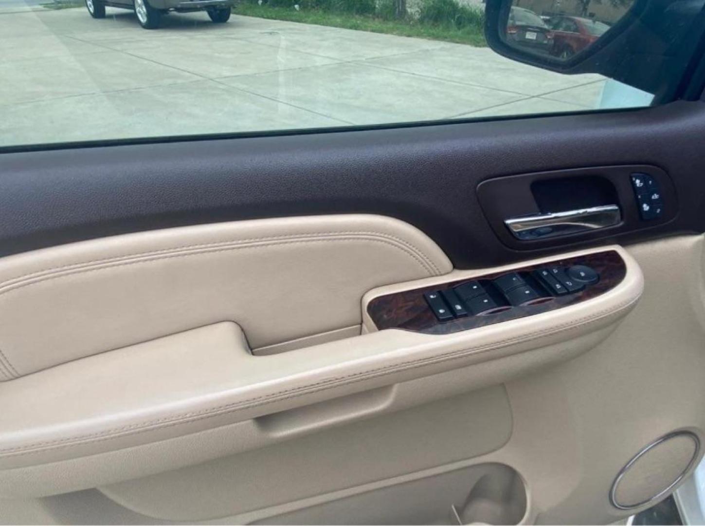 2007 WHITE GMC YUKON DENALI (1GKFK63887J) with an 6.2L engine, Automatic transmission, located at 4415 NE 28th St, Haltom City, TX, 76117, (817) 222-9334, 32.795322, -97.280937 - Photo#6
