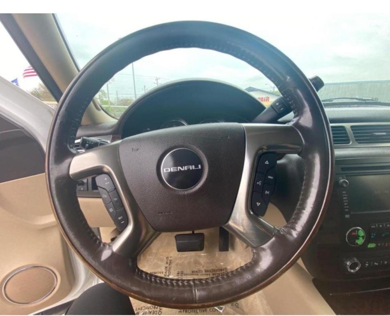 2007 WHITE GMC YUKON DENALI (1GKFK63887J) with an 6.2L engine, Automatic transmission, located at 4415 NE 28th St, Haltom City, TX, 76117, (817) 222-9334, 32.795322, -97.280937 - Photo#7