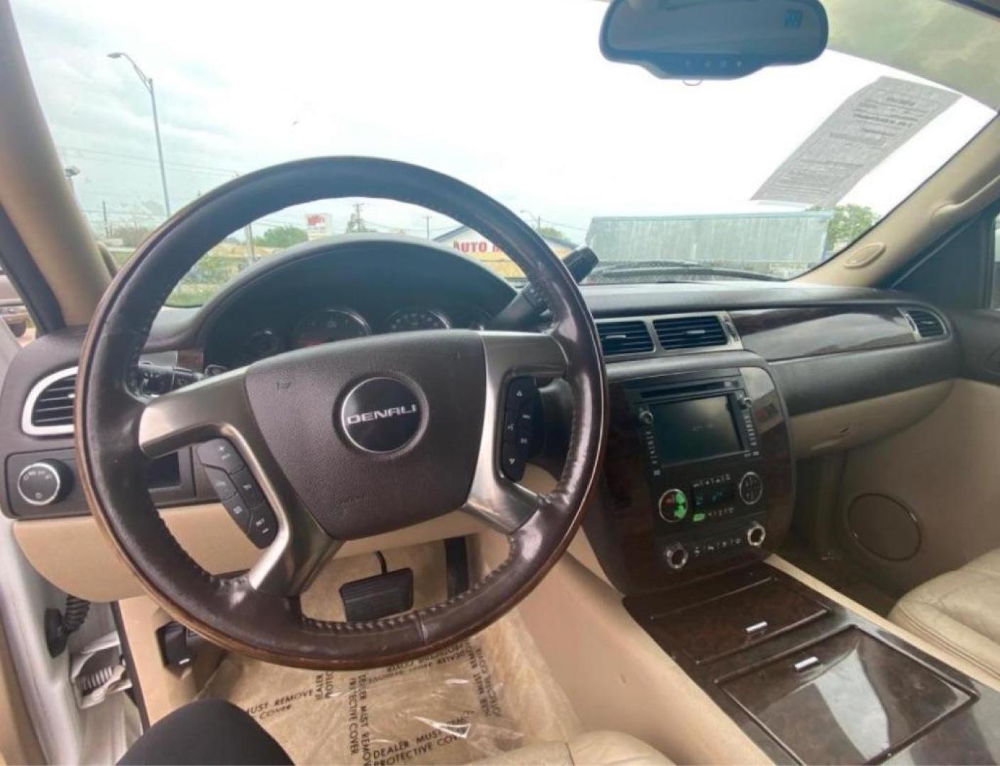 2007 WHITE GMC YUKON DENALI (1GKFK63887J) with an 6.2L engine, Automatic transmission, located at 4415 NE 28th St, Haltom City, TX, 76117, (817) 222-9334, 32.795322, -97.280937 - Photo#8