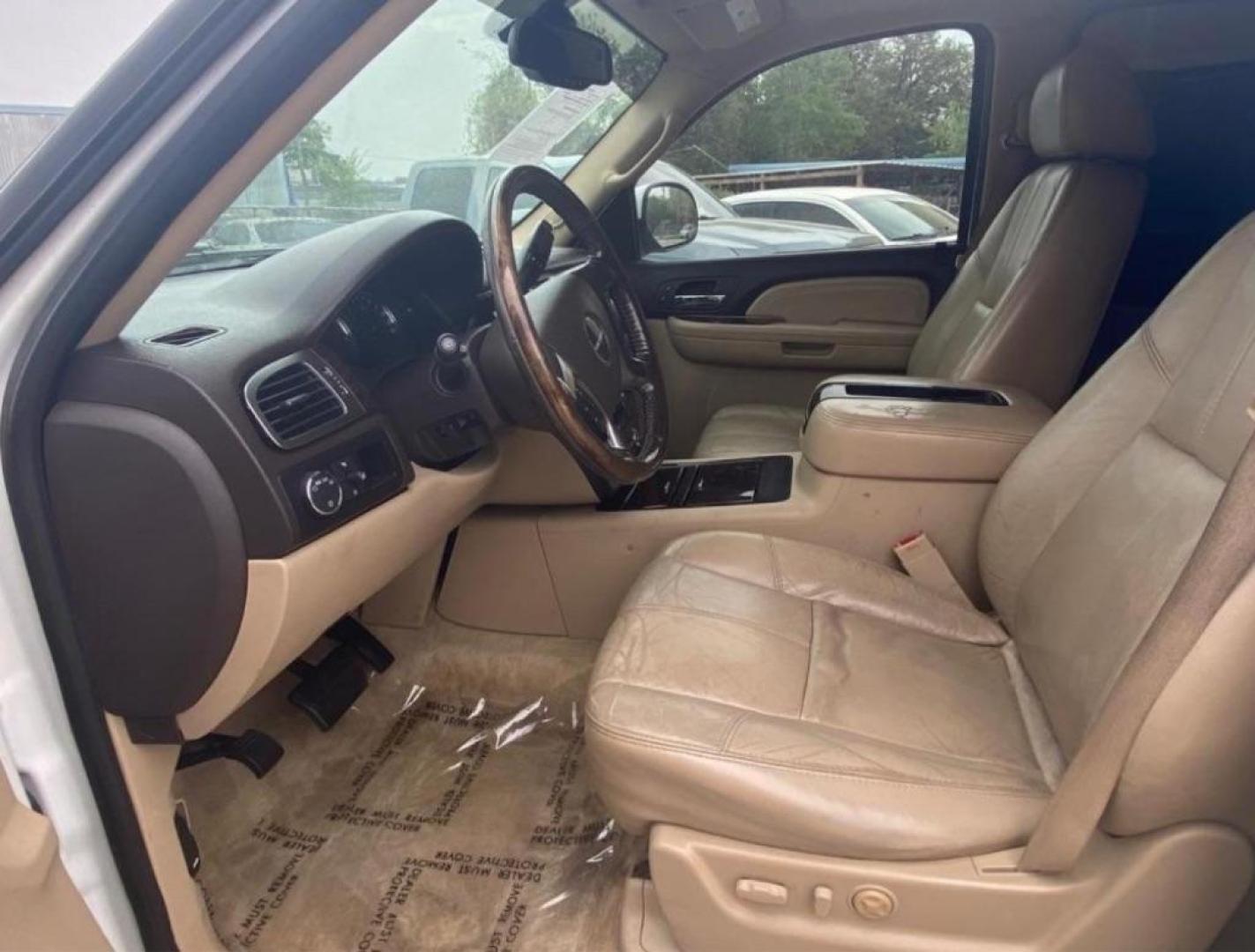 2007 WHITE GMC YUKON DENALI (1GKFK63887J) with an 6.2L engine, Automatic transmission, located at 4415 NE 28th St, Haltom City, TX, 76117, (817) 222-9334, 32.795322, -97.280937 - Photo#9