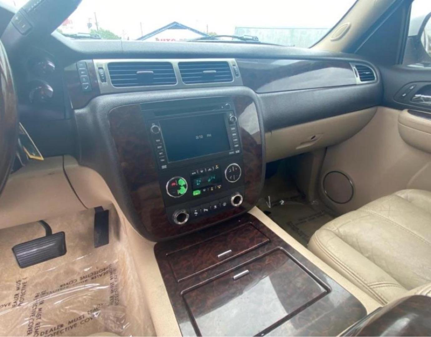 2007 WHITE GMC YUKON DENALI (1GKFK63887J) with an 6.2L engine, Automatic transmission, located at 4415 NE 28th St, Haltom City, TX, 76117, (817) 222-9334, 32.795322, -97.280937 - Photo#10