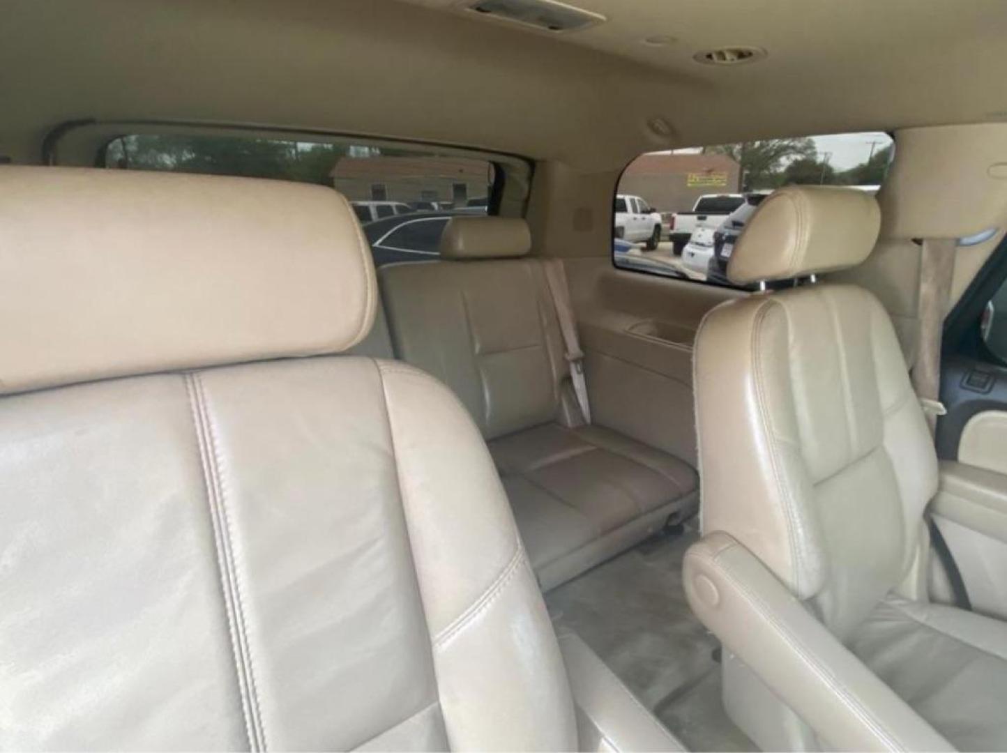 2007 WHITE GMC YUKON DENALI (1GKFK63887J) with an 6.2L engine, Automatic transmission, located at 4415 NE 28th St, Haltom City, TX, 76117, (817) 222-9334, 32.795322, -97.280937 - Photo#11