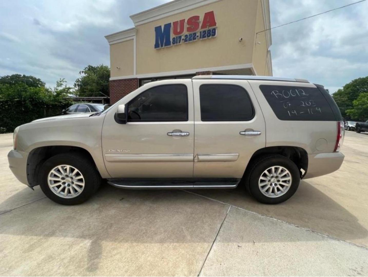 2007 TAN GMC YUKON DENALI (1GKFK63867J) with an 6.2L engine, Automatic transmission, located at 4415 NE 28th St, Haltom City, TX, 76117, (817) 222-9334, 32.795322, -97.280937- Photo#1
