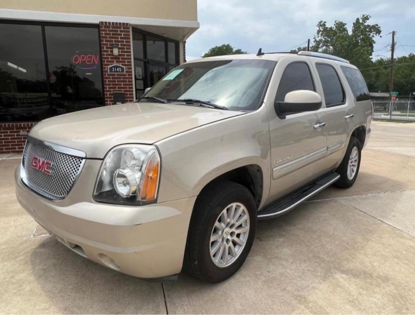 2007 TAN GMC YUKON DENALI (1GKFK63867J) with an 6.2L engine, Automatic transmission, located at 4415 NE 28th St, Haltom City, TX, 76117, (817) 222-9334, 32.795322, -97.280937- Photo#2
