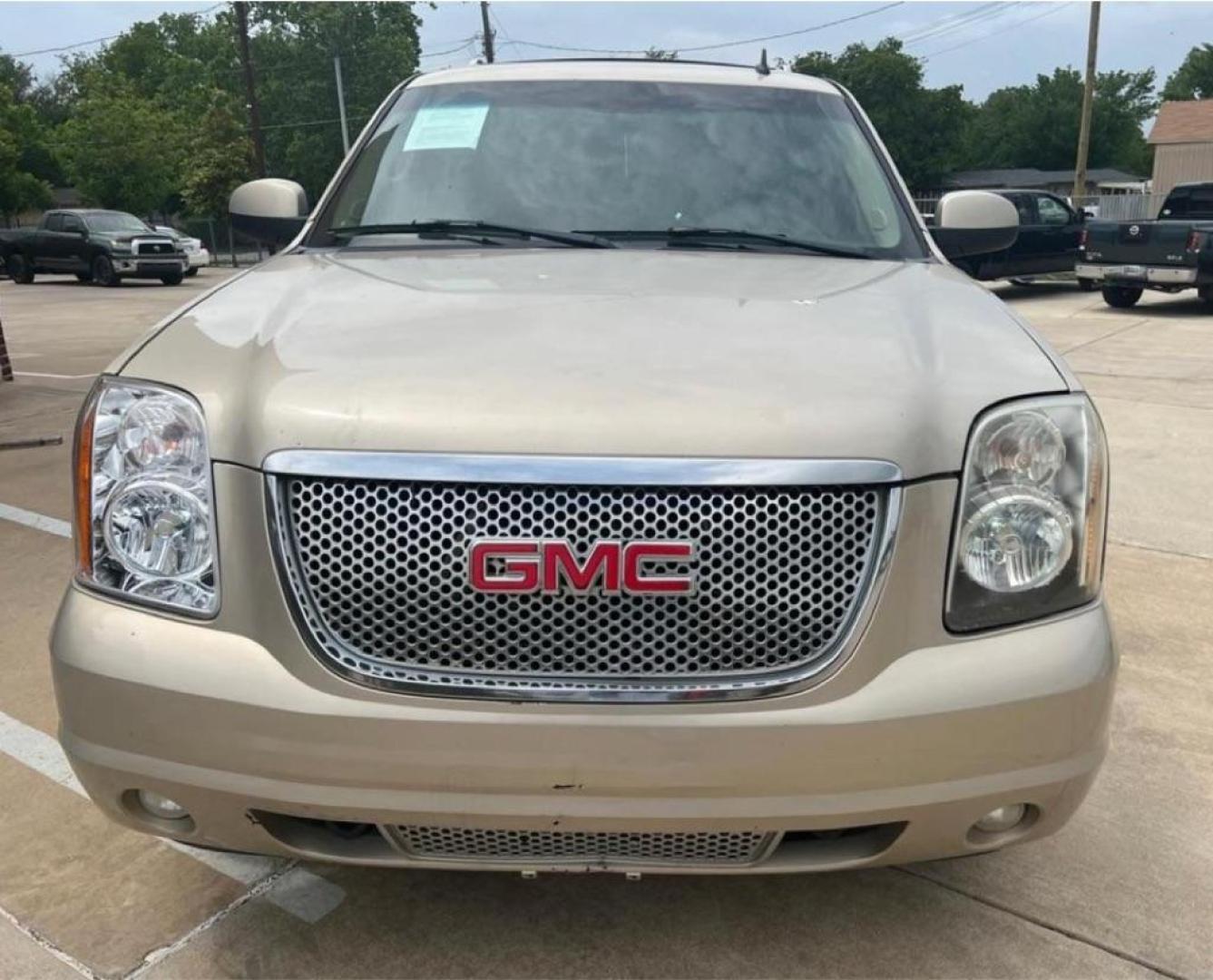 2007 TAN GMC YUKON DENALI (1GKFK63867J) with an 6.2L engine, Automatic transmission, located at 4415 NE 28th St, Haltom City, TX, 76117, (817) 222-9334, 32.795322, -97.280937- Photo#3
