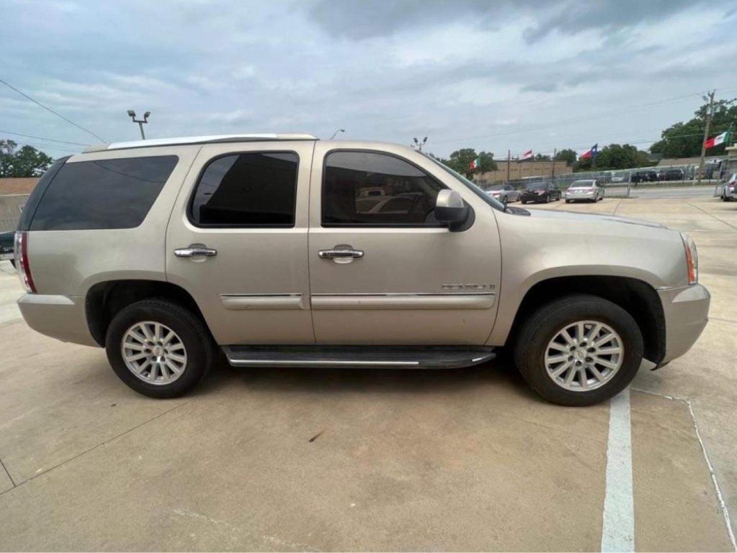 2007 TAN GMC YUKON DENALI (1GKFK63867J) with an 6.2L engine, Automatic transmission, located at 4415 NE 28th St, Haltom City, TX, 76117, (817) 222-9334, 32.795322, -97.280937- Photo#5