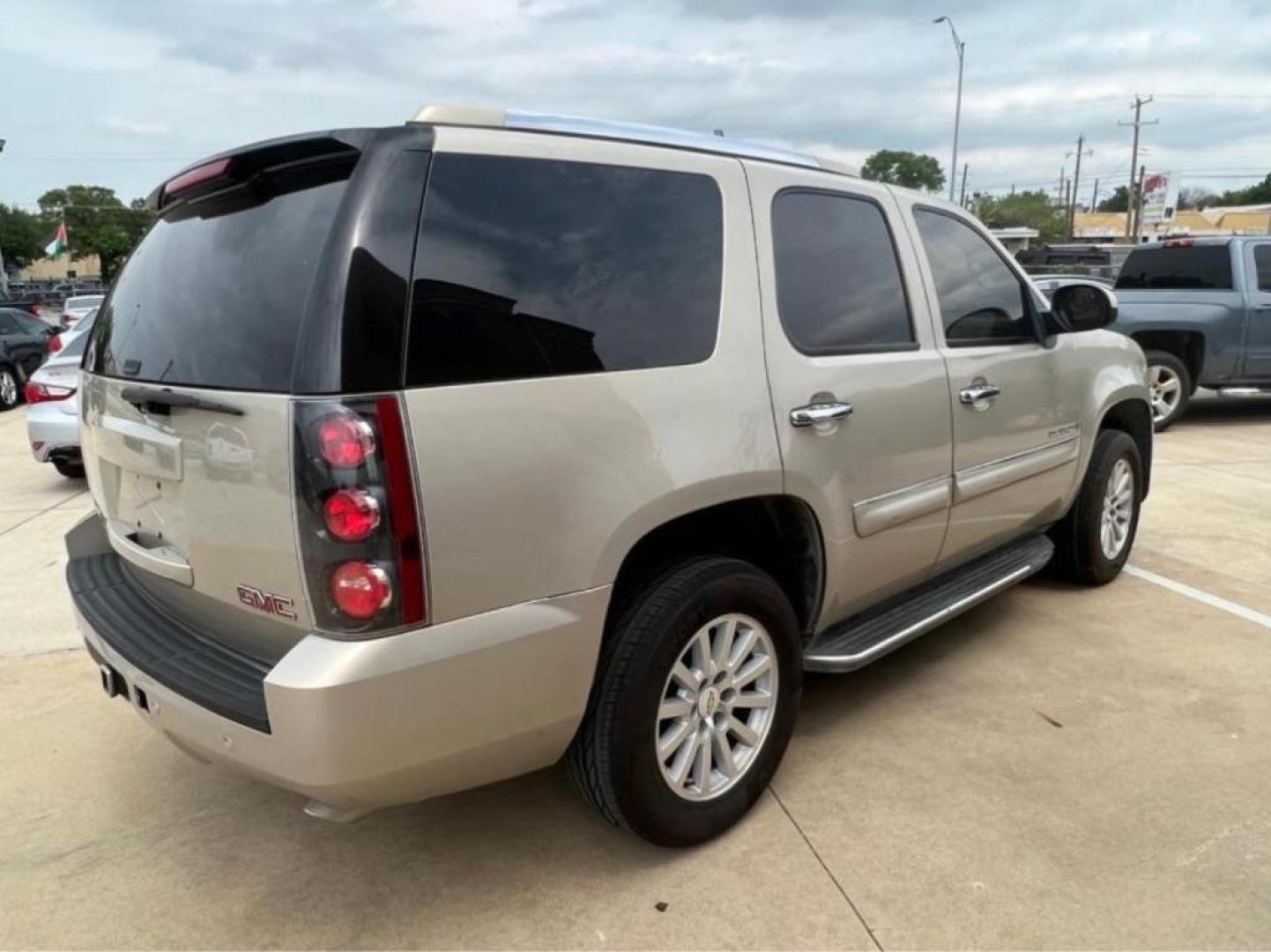 2007 TAN GMC YUKON DENALI (1GKFK63867J) with an 6.2L engine, Automatic transmission, located at 4415 NE 28th St, Haltom City, TX, 76117, (817) 222-9334, 32.795322, -97.280937- Photo#6