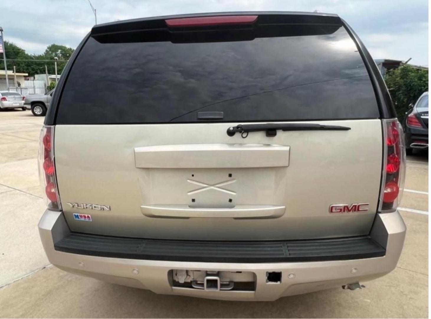 2007 TAN GMC YUKON DENALI (1GKFK63867J) with an 6.2L engine, Automatic transmission, located at 4415 NE 28th St, Haltom City, TX, 76117, (817) 222-9334, 32.795322, -97.280937- Photo#7