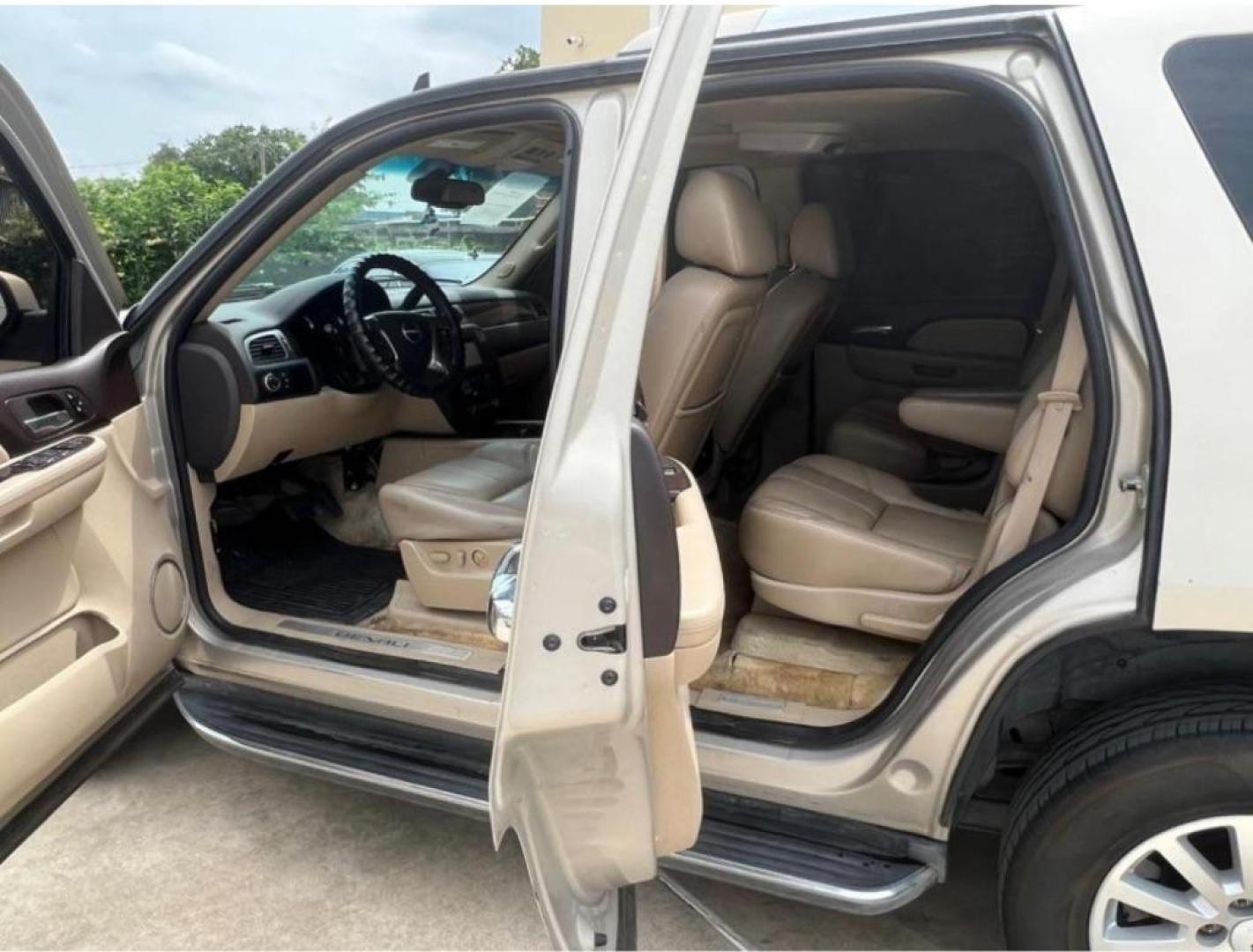 2007 TAN GMC YUKON DENALI (1GKFK63867J) with an 6.2L engine, Automatic transmission, located at 4415 NE 28th St, Haltom City, TX, 76117, (817) 222-9334, 32.795322, -97.280937- Photo#9