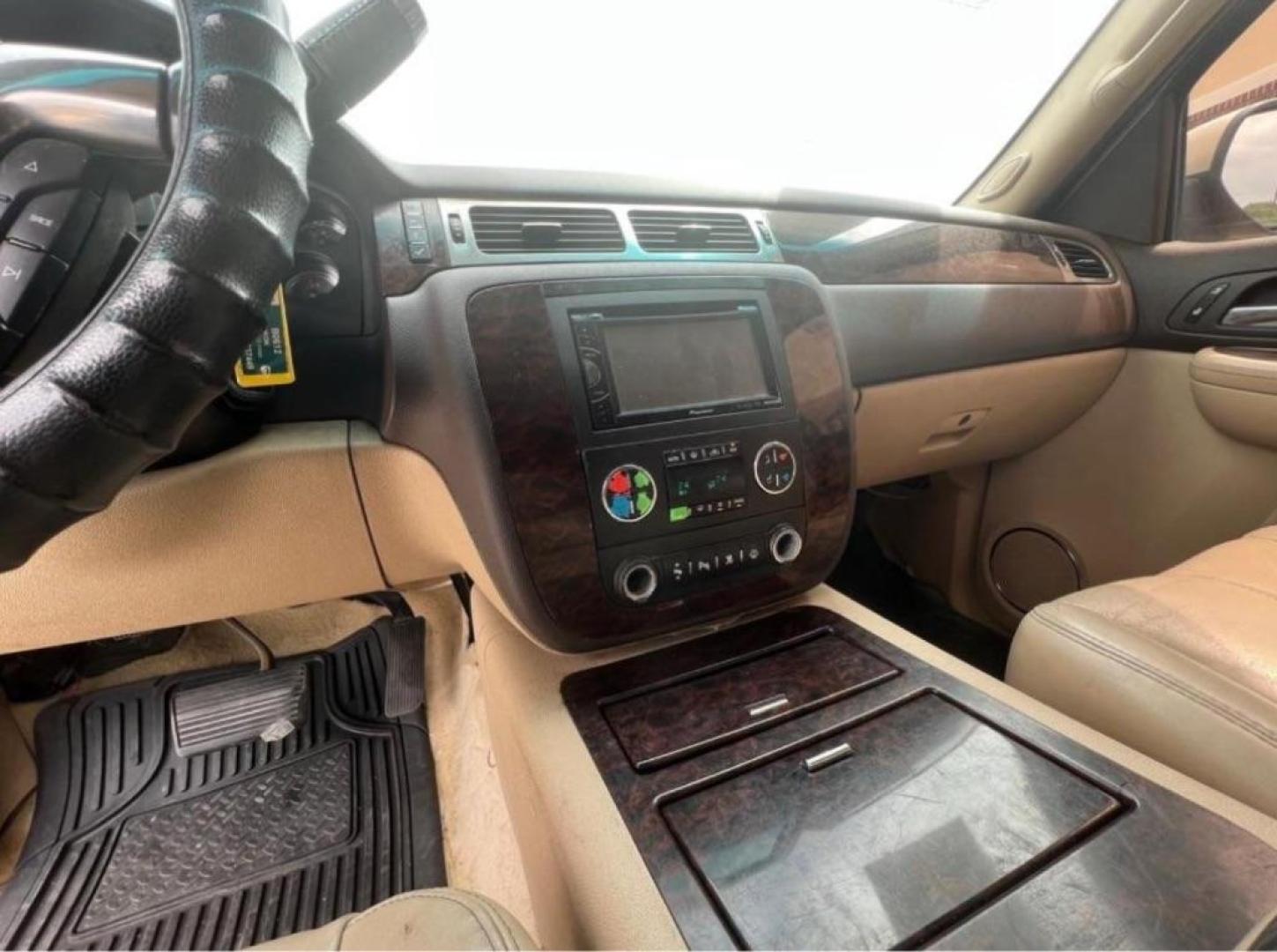 2007 TAN GMC YUKON DENALI (1GKFK63867J) with an 6.2L engine, Automatic transmission, located at 4415 NE 28th St, Haltom City, TX, 76117, (817) 222-9334, 32.795322, -97.280937- Photo#10
