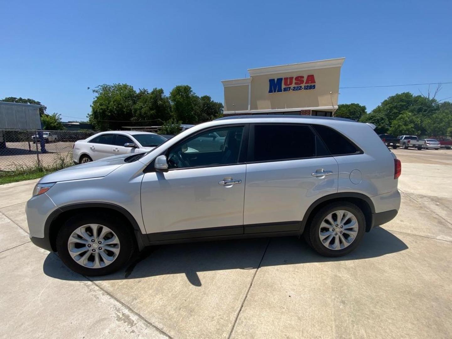 2014 SILVER KIA SORENTO EX (5XYKU4A73EG) with an 3.3L engine, Automatic transmission, located at 4415 NE 28th St, Haltom City, TX, 76117, (817) 222-9334, 32.795322, -97.280937 - Photo#1
