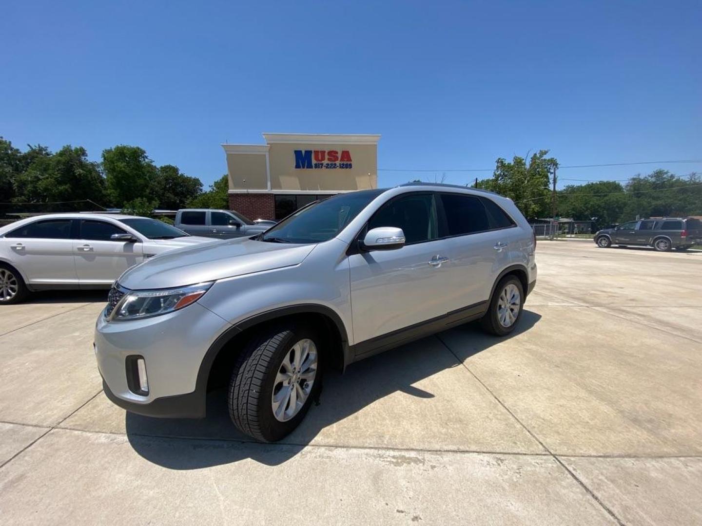2014 SILVER KIA SORENTO EX (5XYKU4A73EG) with an 3.3L engine, Automatic transmission, located at 4415 NE 28th St, Haltom City, TX, 76117, (817) 222-9334, 32.795322, -97.280937 - Photo#2