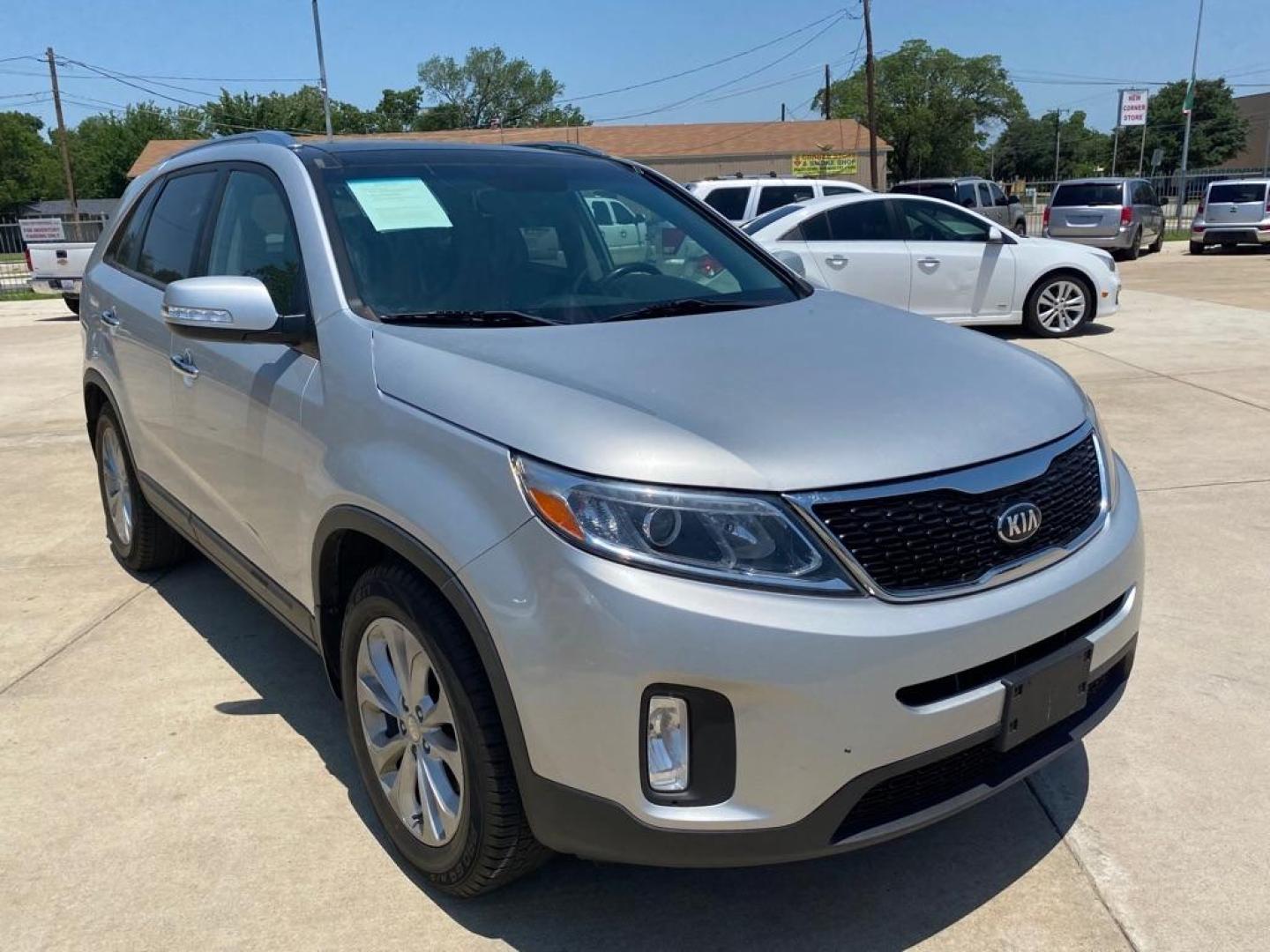 2014 SILVER KIA SORENTO EX (5XYKU4A73EG) with an 3.3L engine, Automatic transmission, located at 4415 NE 28th St, Haltom City, TX, 76117, (817) 222-9334, 32.795322, -97.280937 - Photo#4