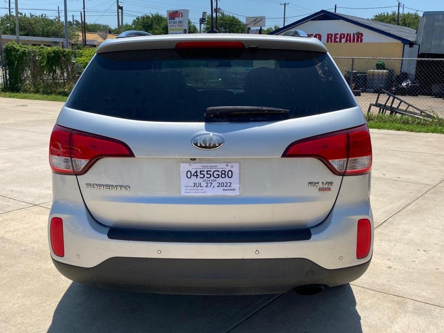 2014 SILVER KIA SORENTO EX (5XYKU4A73EG) with an 3.3L engine, Automatic transmission, located at 4415 NE 28th St, Haltom City, TX, 76117, (817) 222-9334, 32.795322, -97.280937 - Photo#6