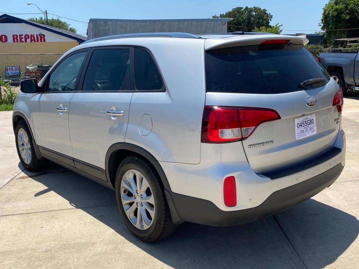 2014 SILVER KIA SORENTO EX (5XYKU4A73EG) with an 3.3L engine, Automatic transmission, located at 4415 NE 28th St, Haltom City, TX, 76117, (817) 222-9334, 32.795322, -97.280937 - Photo#7