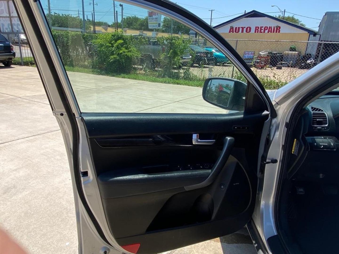 2014 SILVER KIA SORENTO EX (5XYKU4A73EG) with an 3.3L engine, Automatic transmission, located at 4415 NE 28th St, Haltom City, TX, 76117, (817) 222-9334, 32.795322, -97.280937 - Photo#9