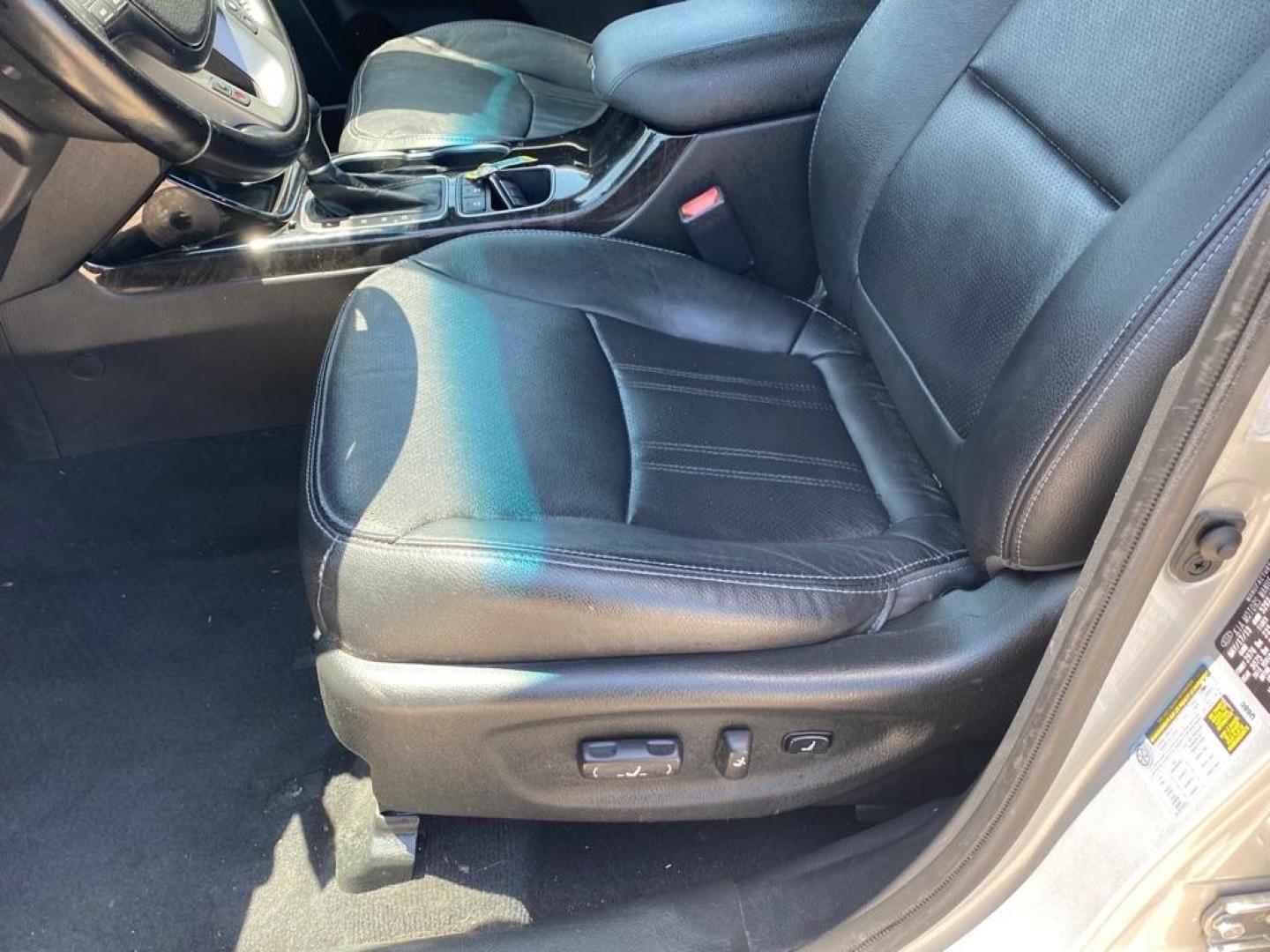 2014 SILVER KIA SORENTO EX (5XYKU4A73EG) with an 3.3L engine, Automatic transmission, located at 4415 NE 28th St, Haltom City, TX, 76117, (817) 222-9334, 32.795322, -97.280937 - Photo#11