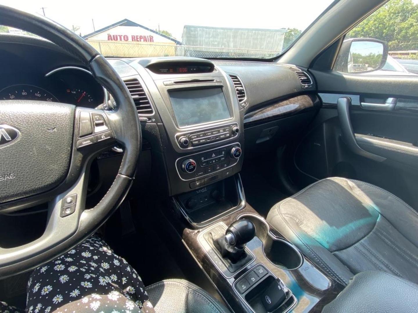 2014 SILVER KIA SORENTO EX (5XYKU4A73EG) with an 3.3L engine, Automatic transmission, located at 4415 NE 28th St, Haltom City, TX, 76117, (817) 222-9334, 32.795322, -97.280937 - Photo#14