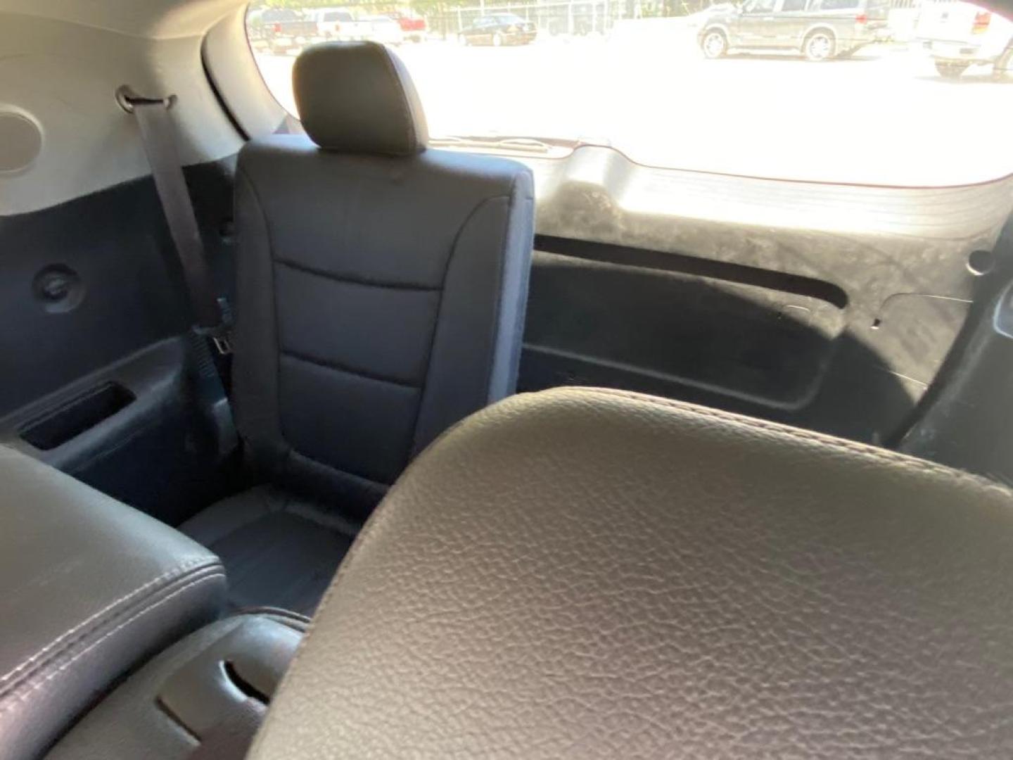 2014 SILVER KIA SORENTO EX (5XYKU4A73EG) with an 3.3L engine, Automatic transmission, located at 4415 NE 28th St, Haltom City, TX, 76117, (817) 222-9334, 32.795322, -97.280937 - Photo#20